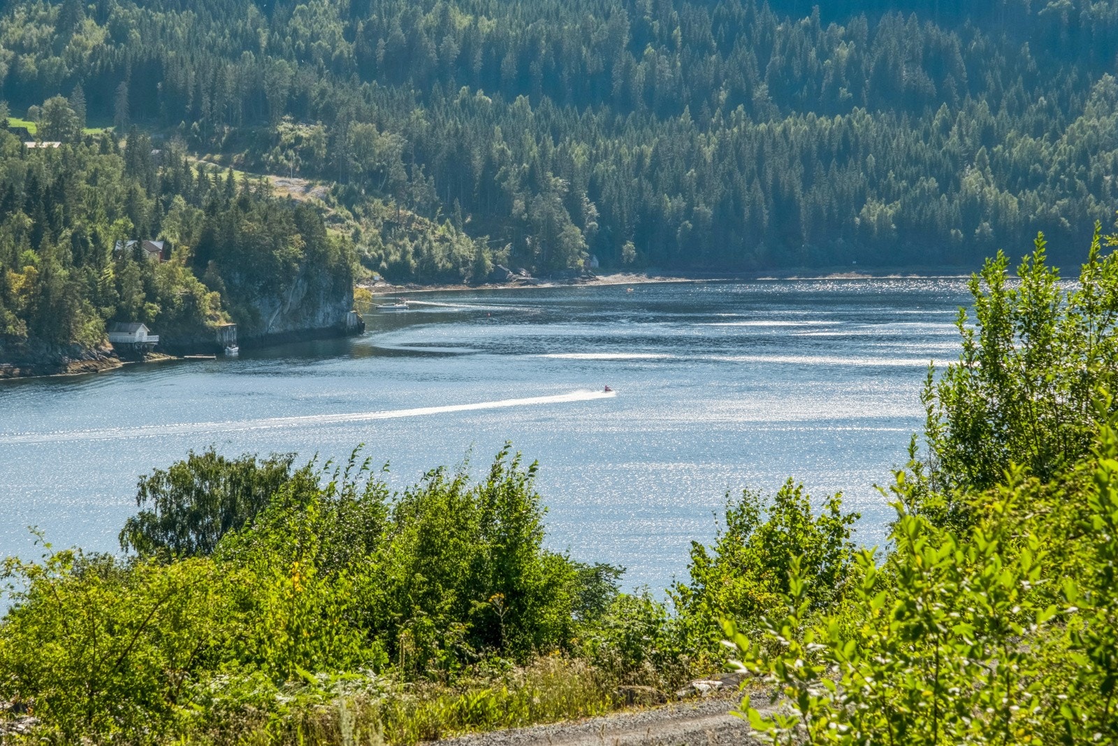 Eiendommen er regulert til fritidsformål og er underlagt reguleringsplan "Lo sør". Reguleringsplan finnes i prospekt. Galleribilde