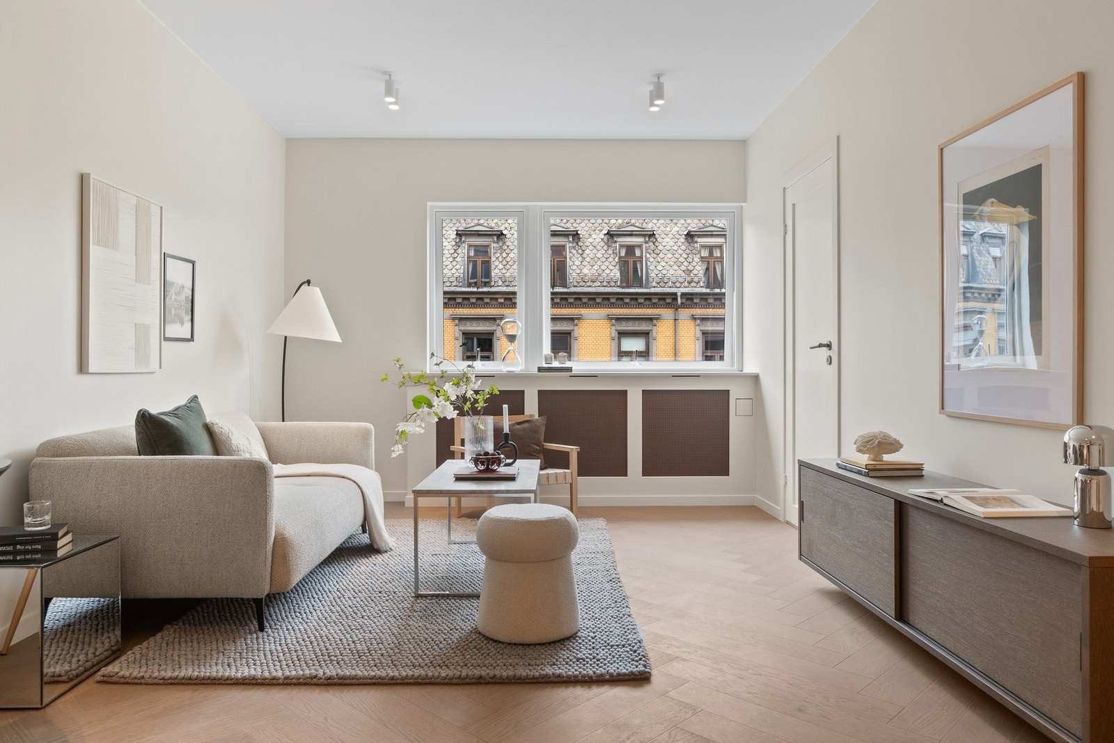 Særdeles gjenomført leilighet hvor hver minste detalj er nøye forprosjektert og gjennomtenkt. Radiatorene er innkasset med designmessig utførelse. Galleribilde