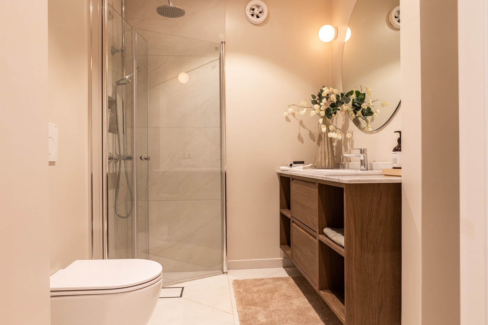 Totalrenovert, eksklusivt baderom med designmessig utførelse. Galleribilde