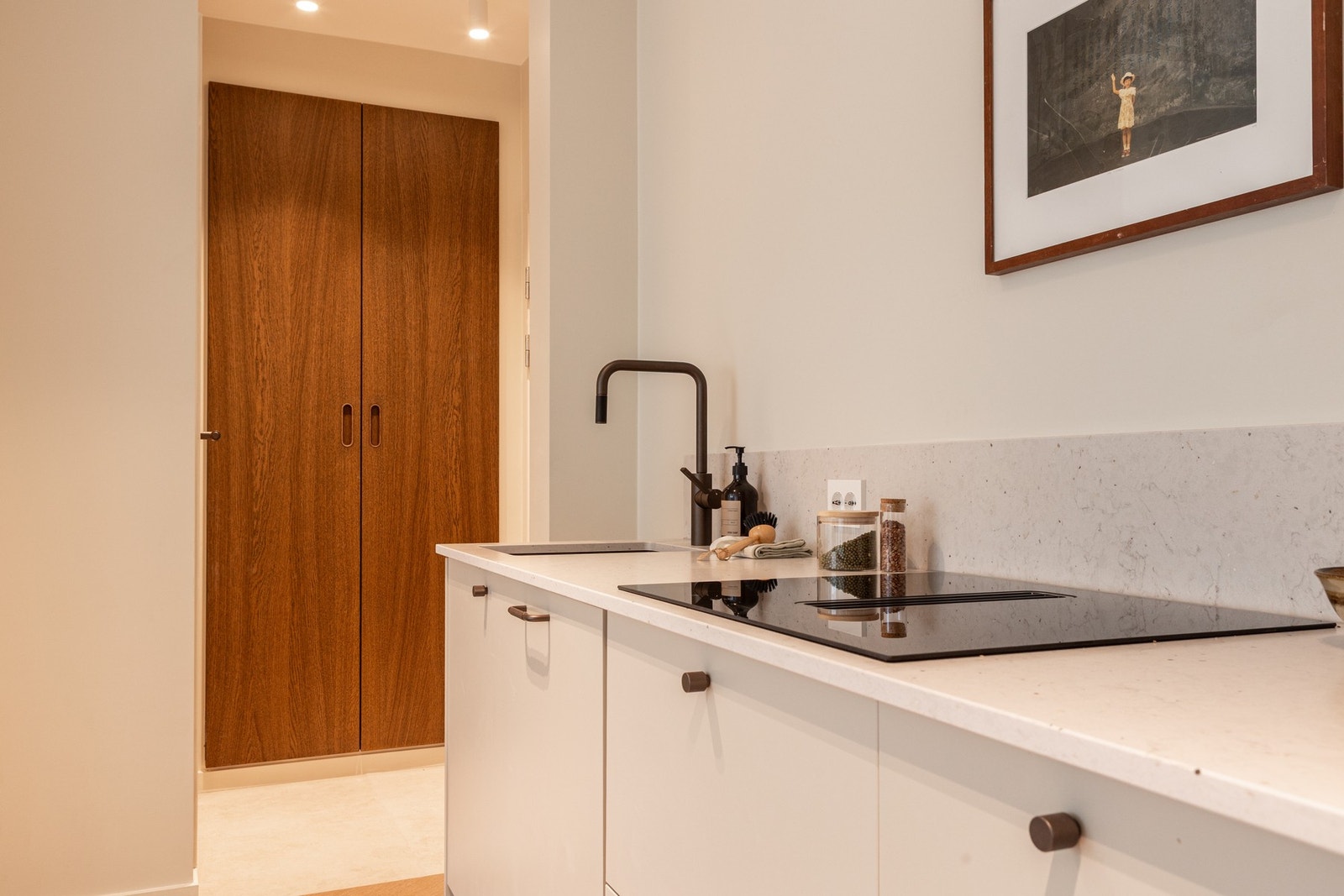 Meget påkostet benkeplate i komposittstein. Galleribilde