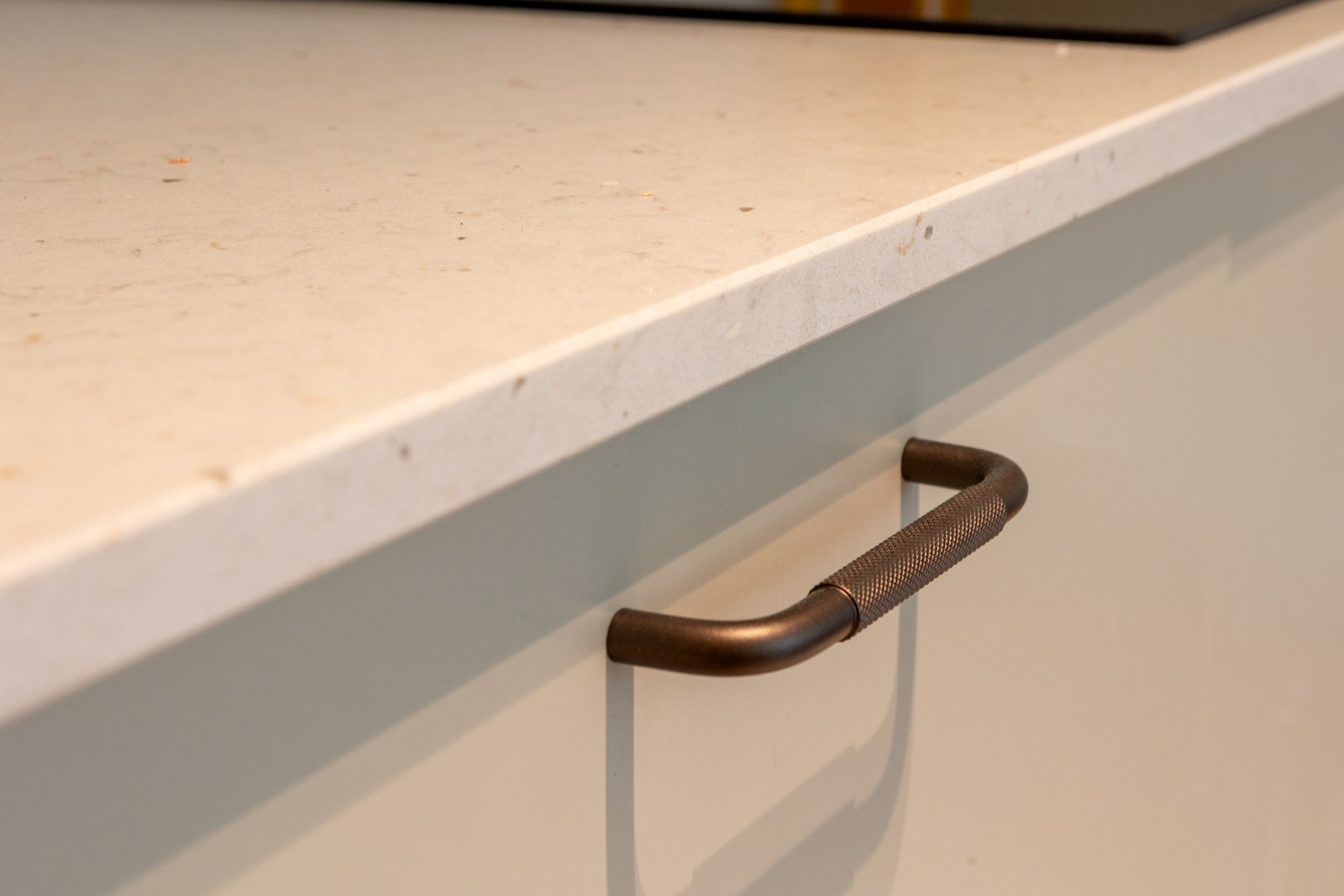 Backsplash benkeplate i stein med innfelt stikkontakt. Galleribilde