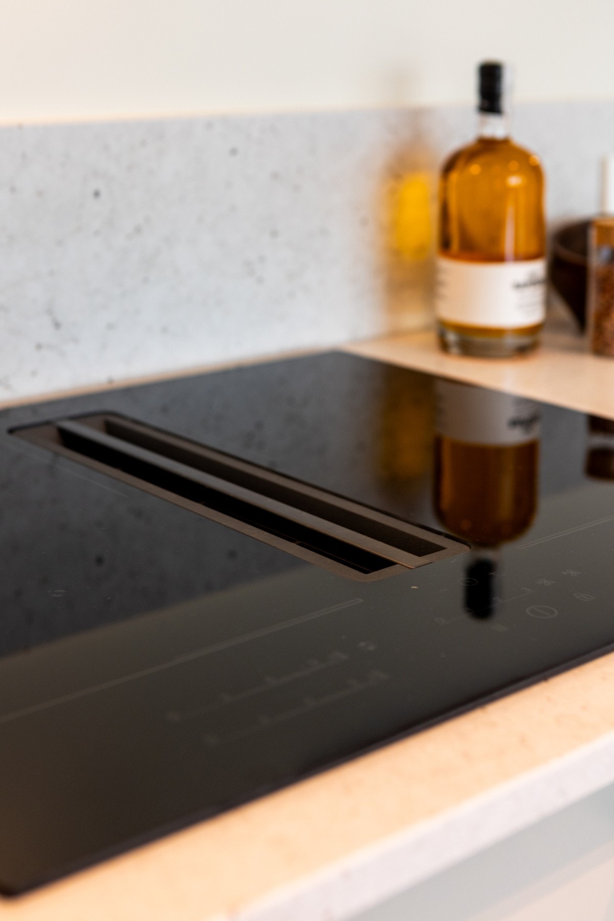 Stilren og påkostet platetopp med integrert ventilator. Galleribilde