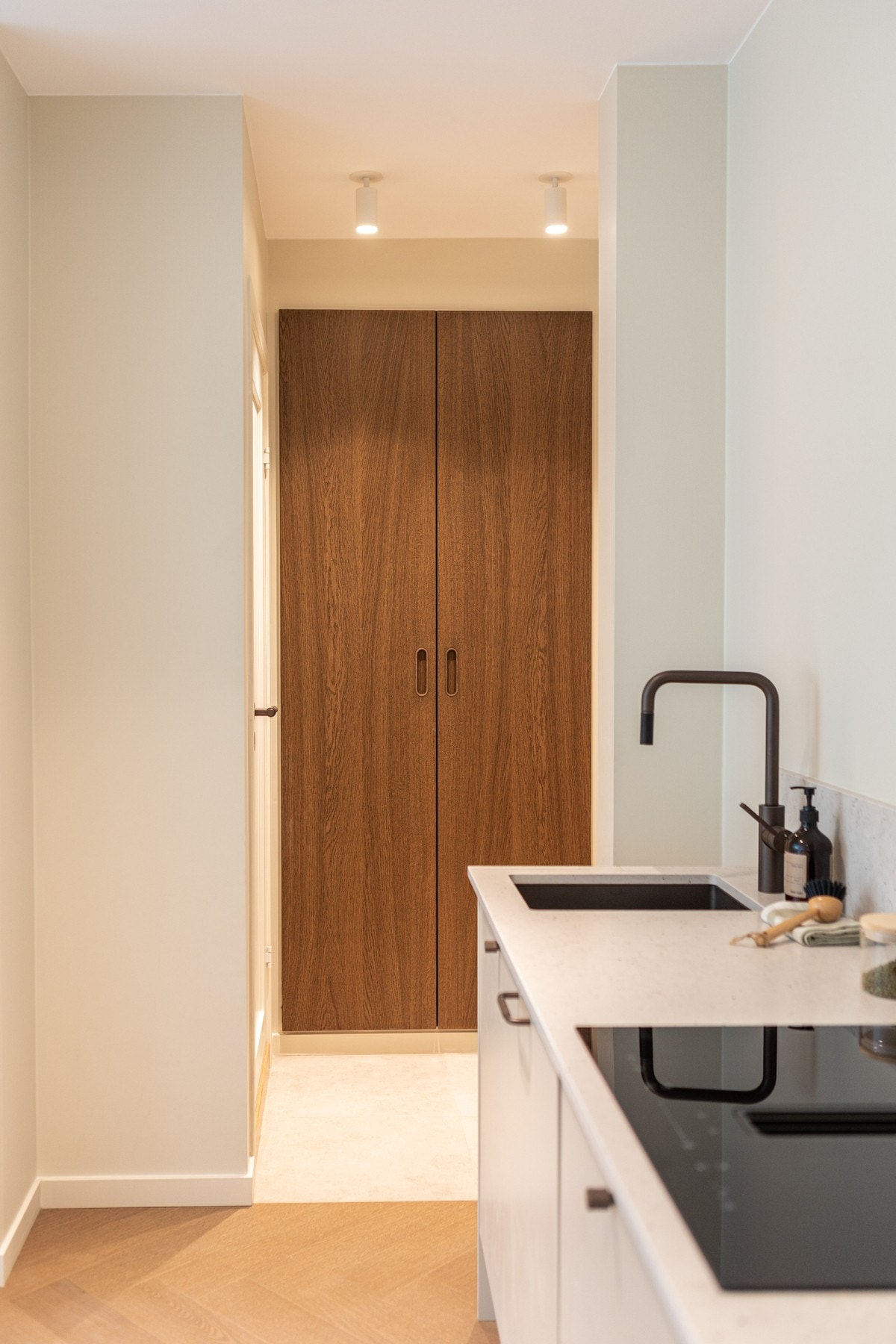 Blandebatteri med uttrekkbar tut fra Tapwell i Bronze med matchende kum i bronze fra Tapwell. Galleribilde