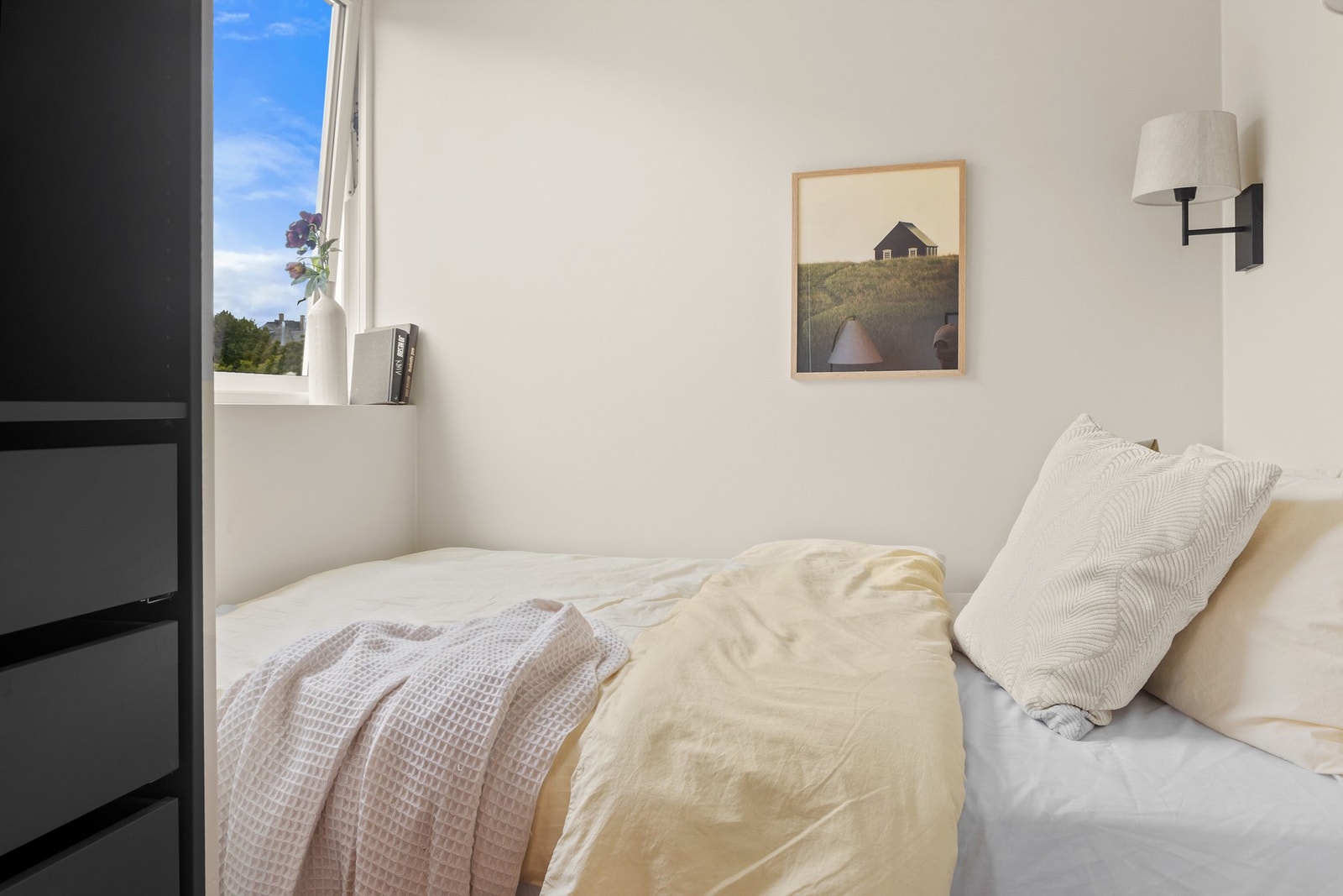 Nytt, skjult elektrisk anlegg i hele leiligheten i 2025. Det er ingen synlige kabler i leiligheten. Galleribilde