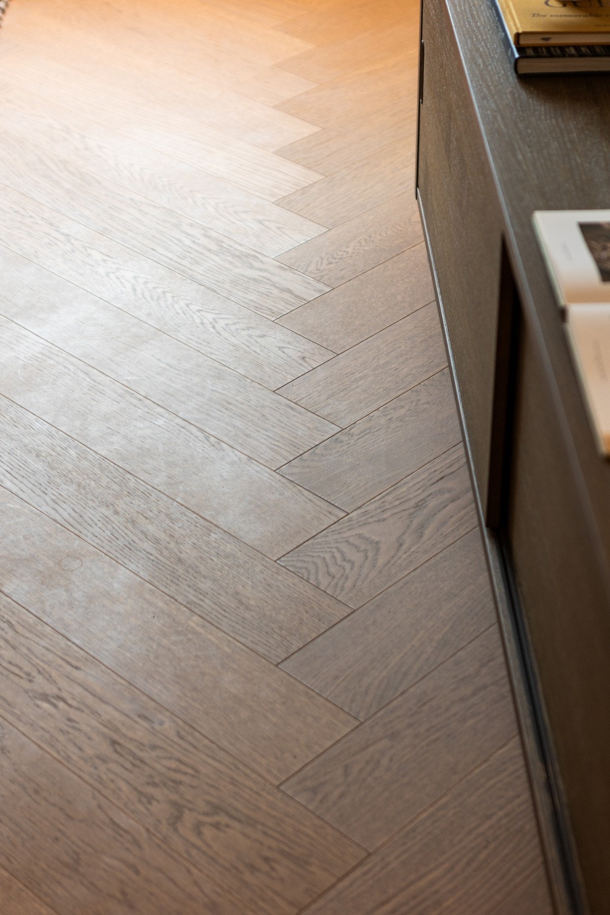 Alle gulv er avrettet og lagt med nydelig, hellimt eikeparkett i fiskebensmønster. Galleribilde