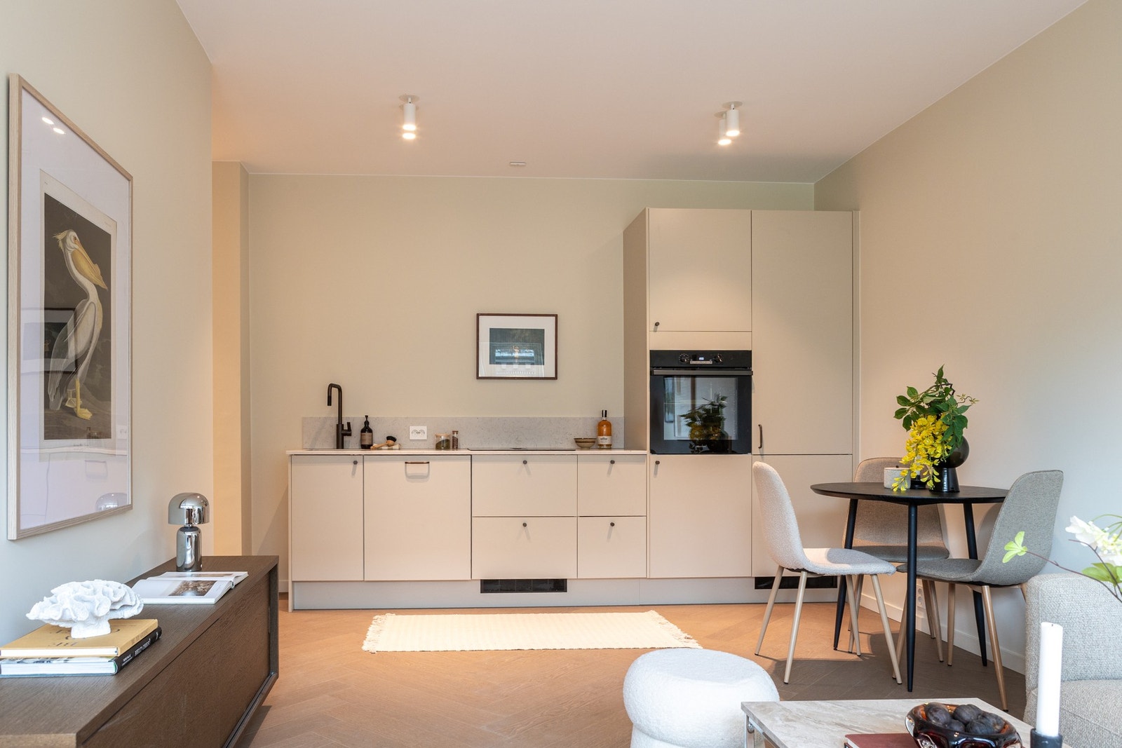 Leiligheten er strippet inn til betongen og bygget opp på nytt innvendig i 2025. Galleribilde