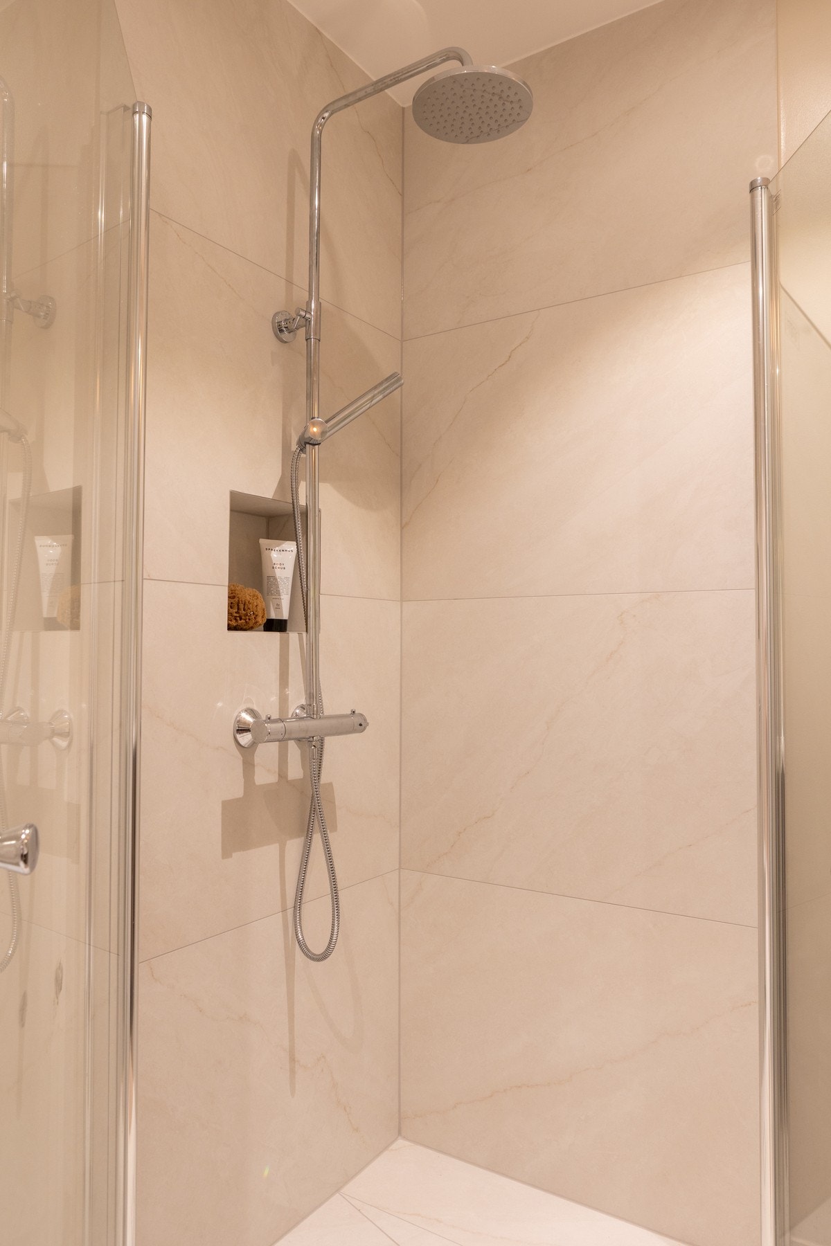 Tile insert sluk i matchende utførelse som flis. Galleribilde