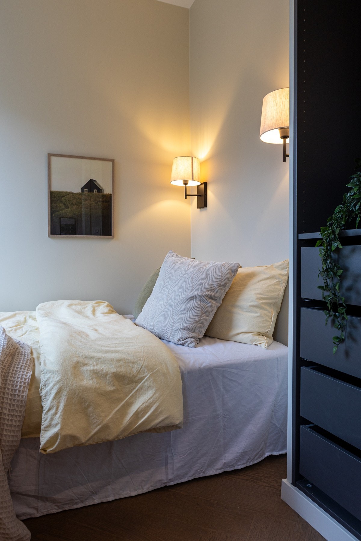 Skjult elektrisk anlegg til veggbelysning over seng. Galleribilde