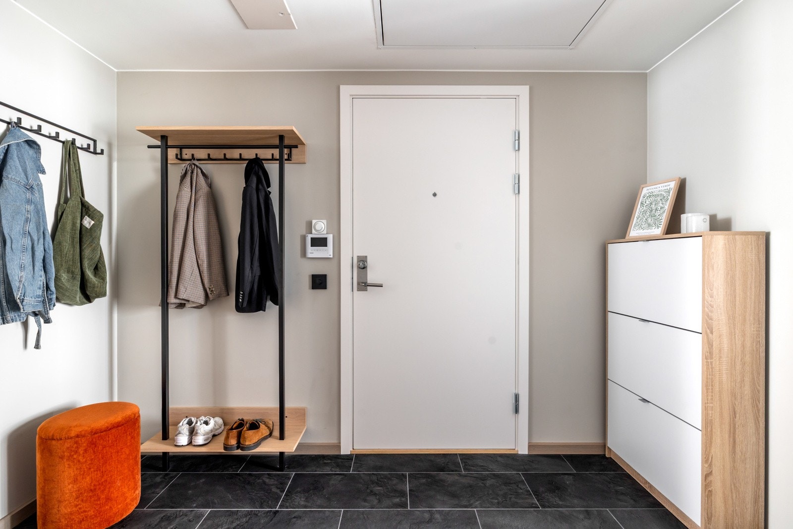 Velkommen inn! Entréen er romslig og innbydende med flislagt gulv. Galleribilde