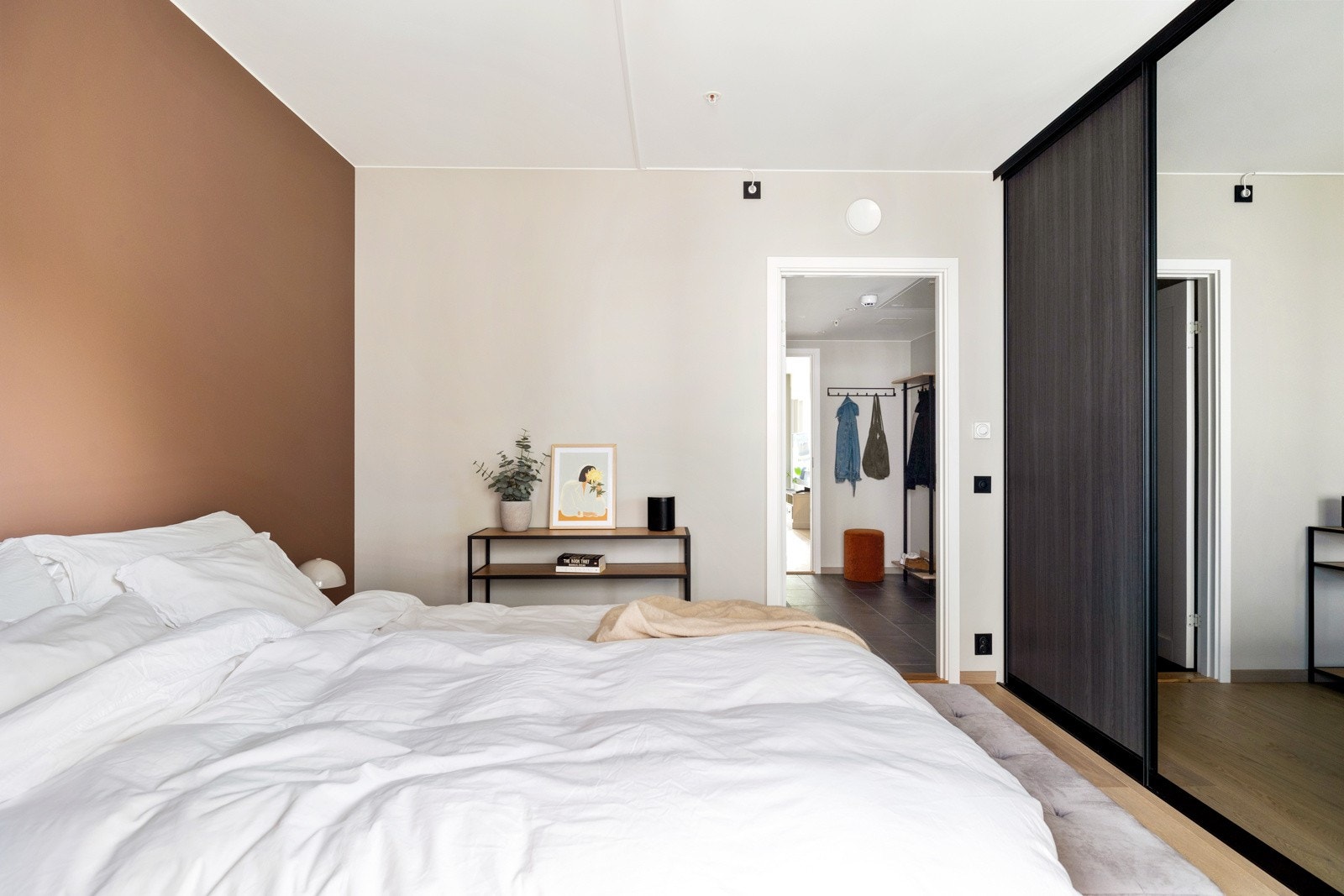 Det er innredet med en stor skyvedørsgarderobe med speilfront, som gir praktisk oppbevaringsplass. Galleribilde