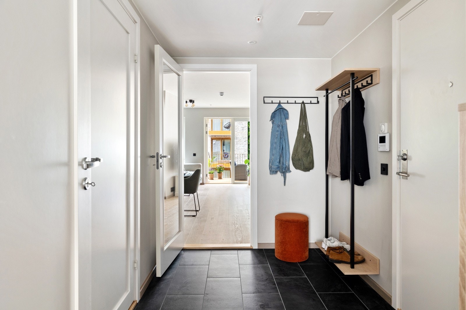 Her har du rikelig med plass til oppbevaring av sko og yttertøy, og det er enkelt å møblere med garderobeløsning eller kommode. Galleribilde