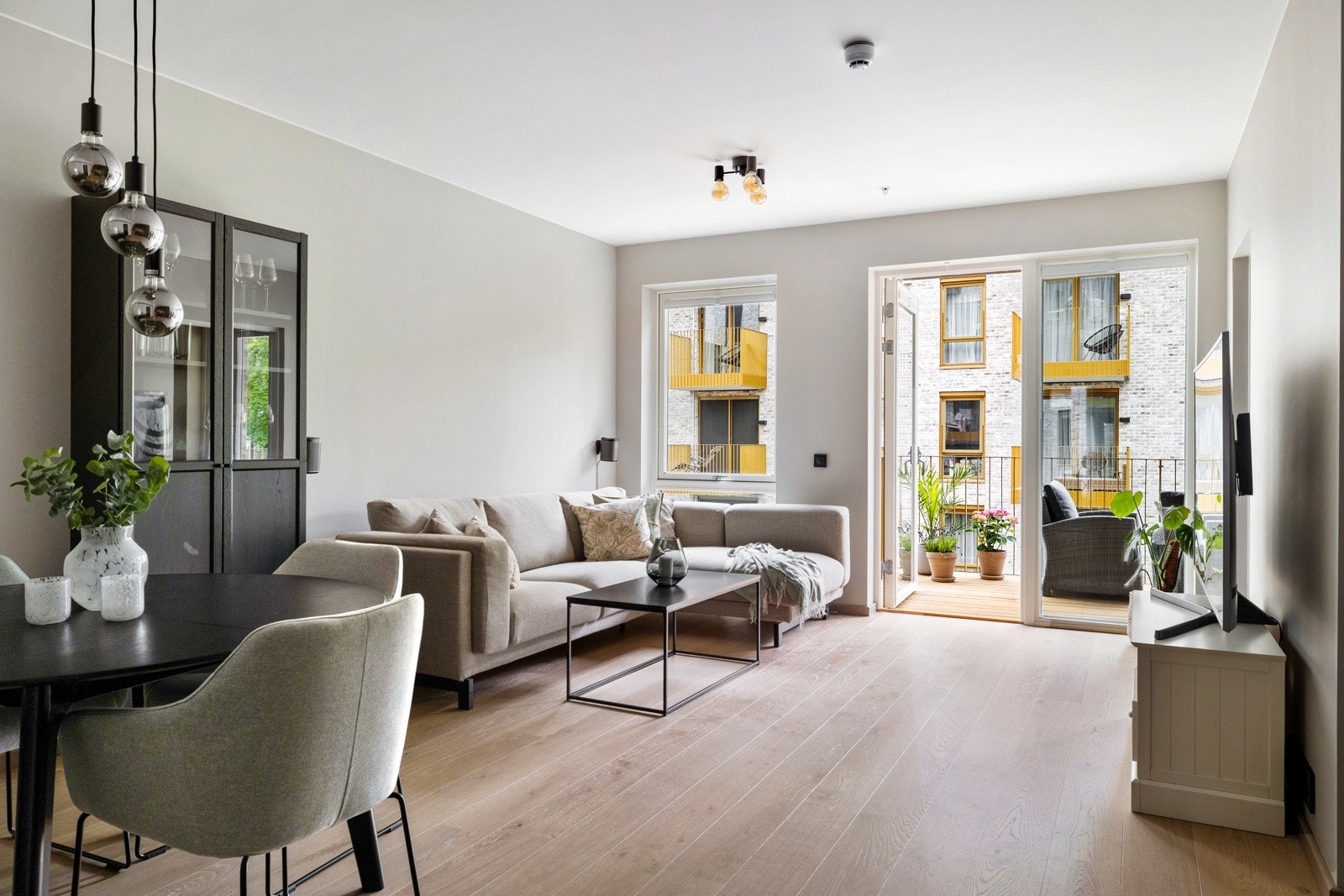 Rommet har en åpen og luftig utforming med naturlig plass til både sofagruppe, TV-løsning og spisebord. Galleribilde