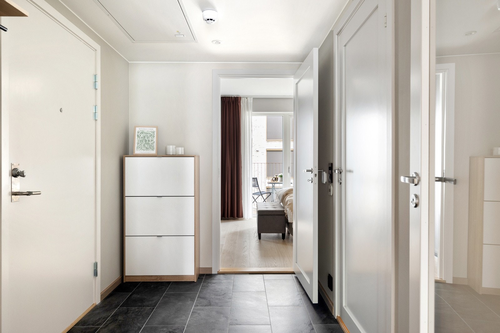 De lyse veggene gir et rent og moderne uttrykk, og gulvvarme bidrar til ekstra komfort. Galleribilde