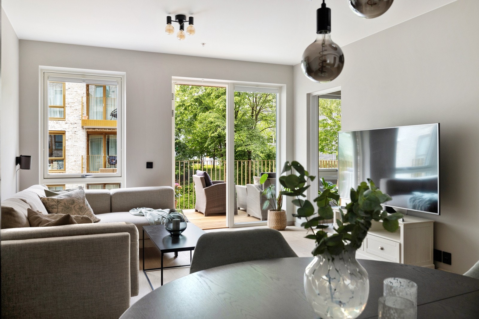 Stuen fremstår er lys og innbydende, med store vindusflater som slipper inn godt med dagslys Galleribilde