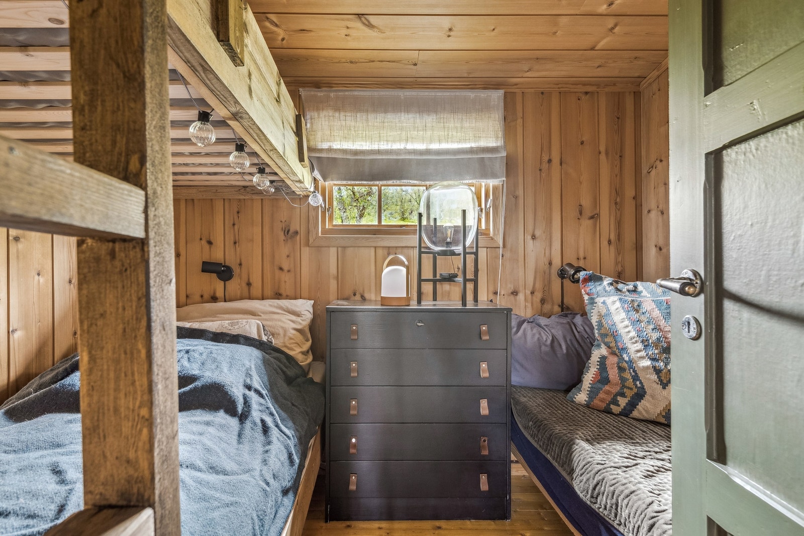 Soverom 2 har køyeseng og en enkeltseng Galleribilde