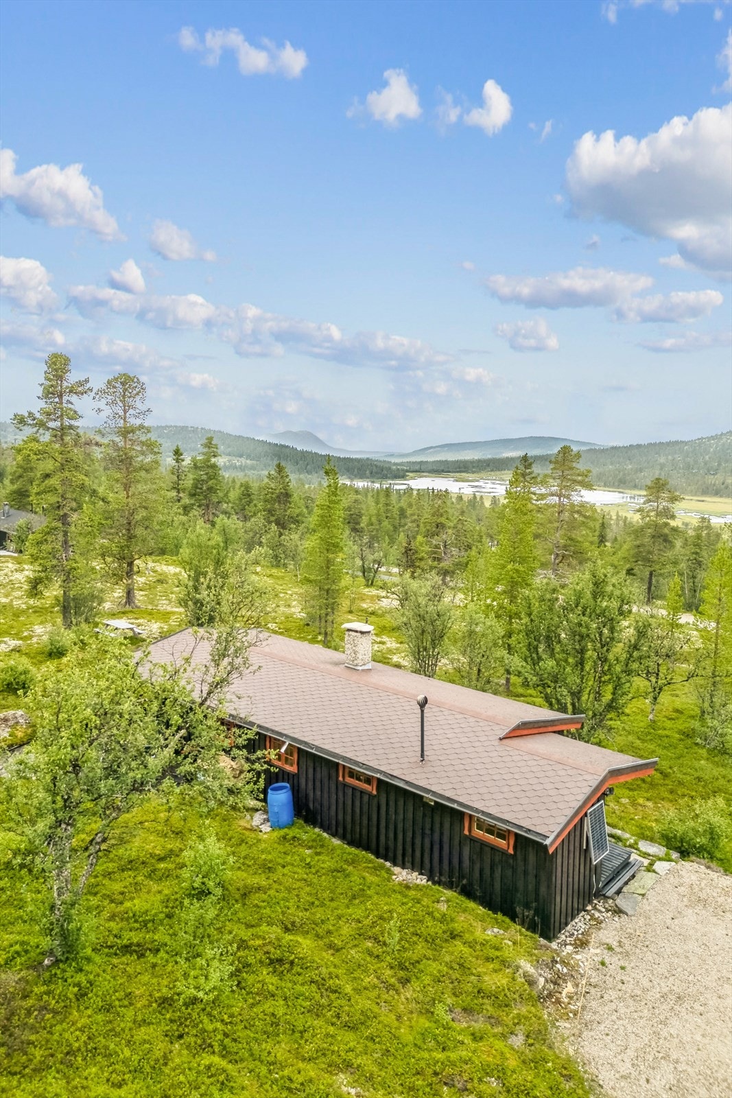Fasade med Løvåsvatnet i bakgrunnen Galleribilde