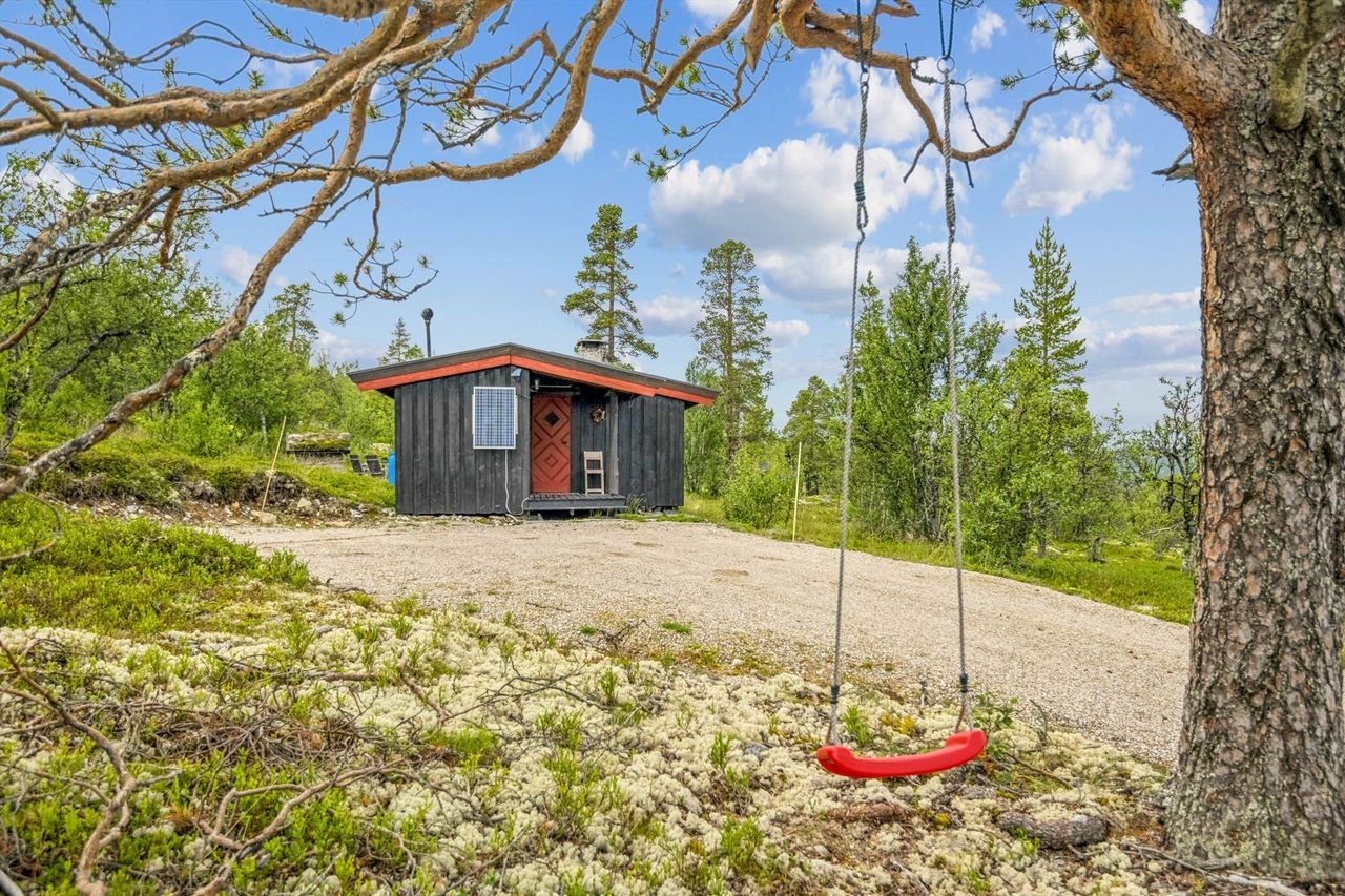 Hytta har bilvei helt frem og romslig parkeringsplass Galleribilde