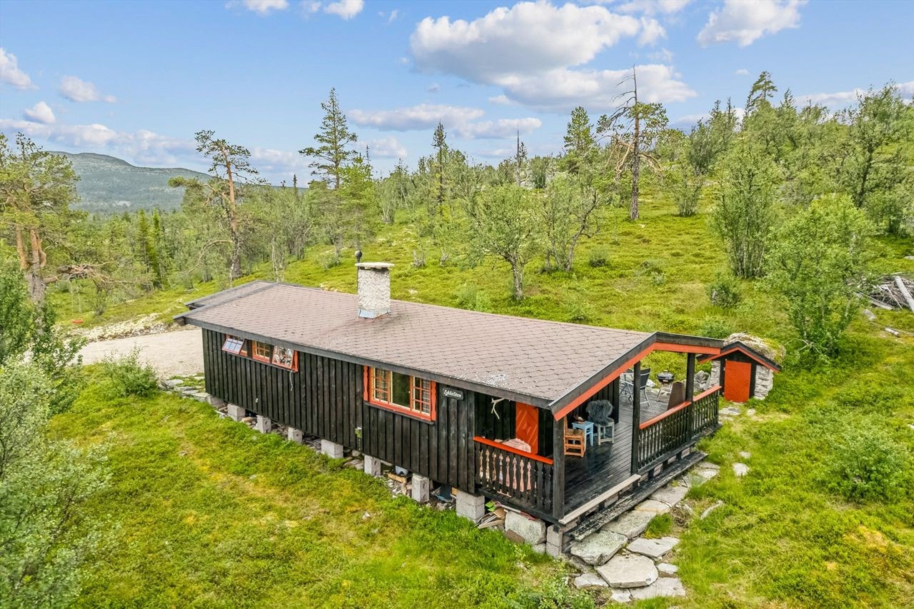 Hytta ligger fint til i terrenget Galleribilde