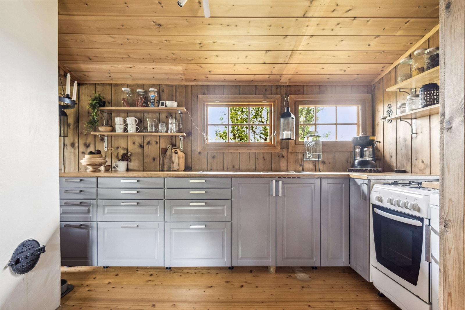 Kjøkkenet er i åpen løsning mot stua Galleribilde