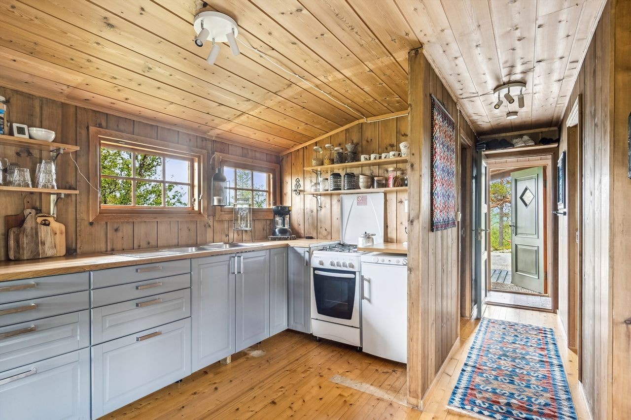 Hytta har et nyere og delikat kjøkken Galleribilde