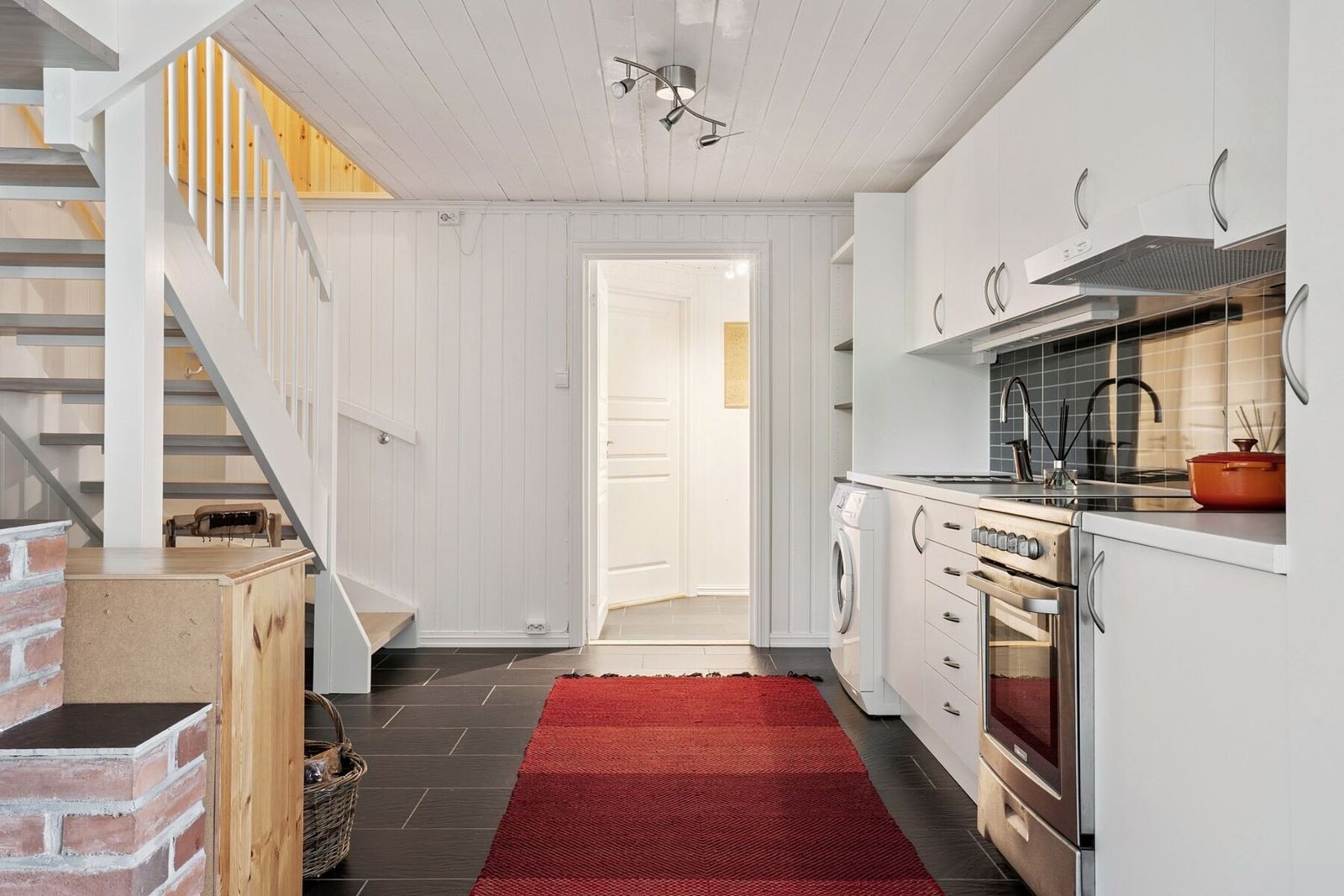 Sokkeletasjen inneholder entré, bad, soverom, kjøkken, stue, hobbyrom og bod. Galleribilde