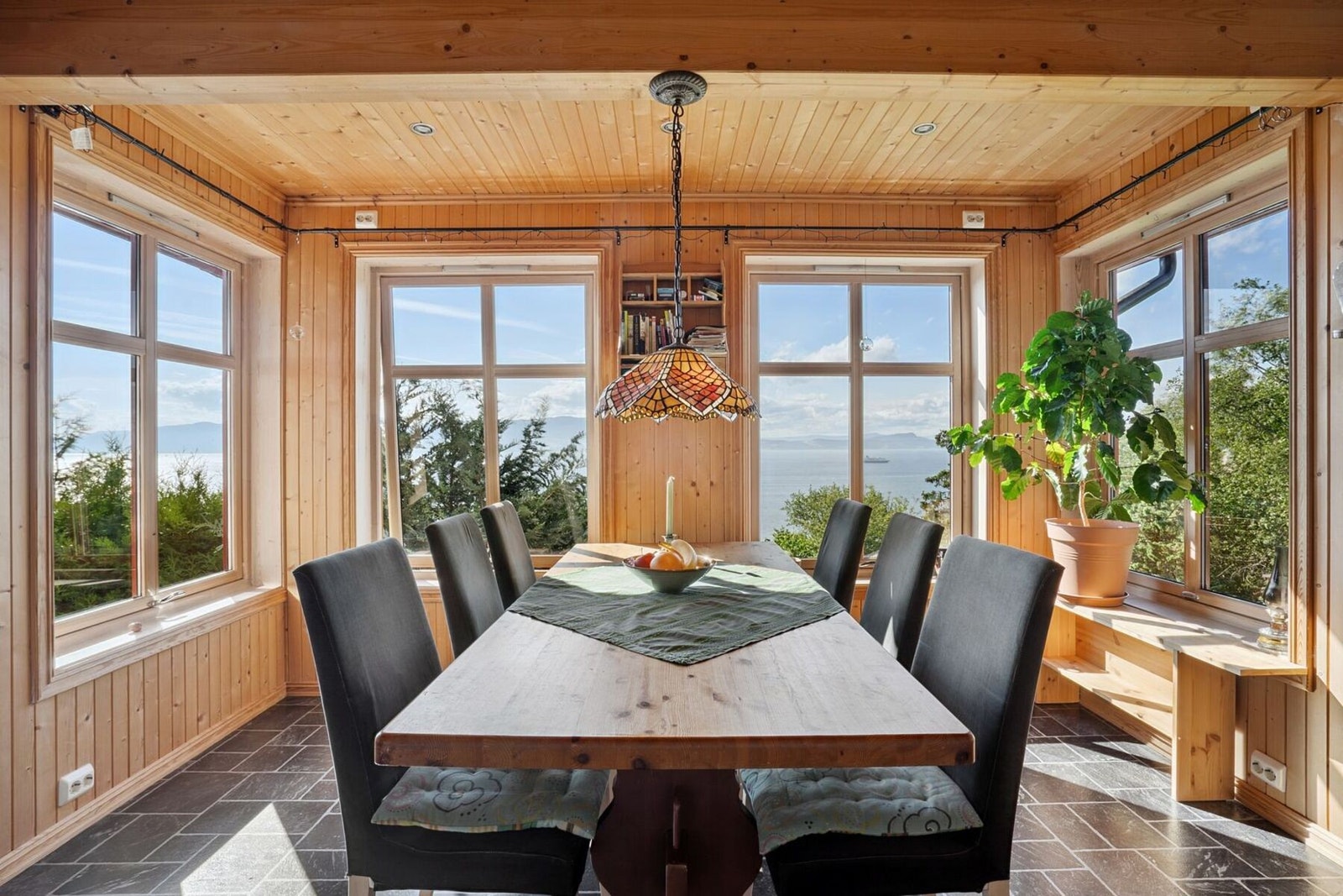 Fra kjøkkenbordet kan du nyte fantastisk utsikt over Trondheimsfjorden. Galleribilde