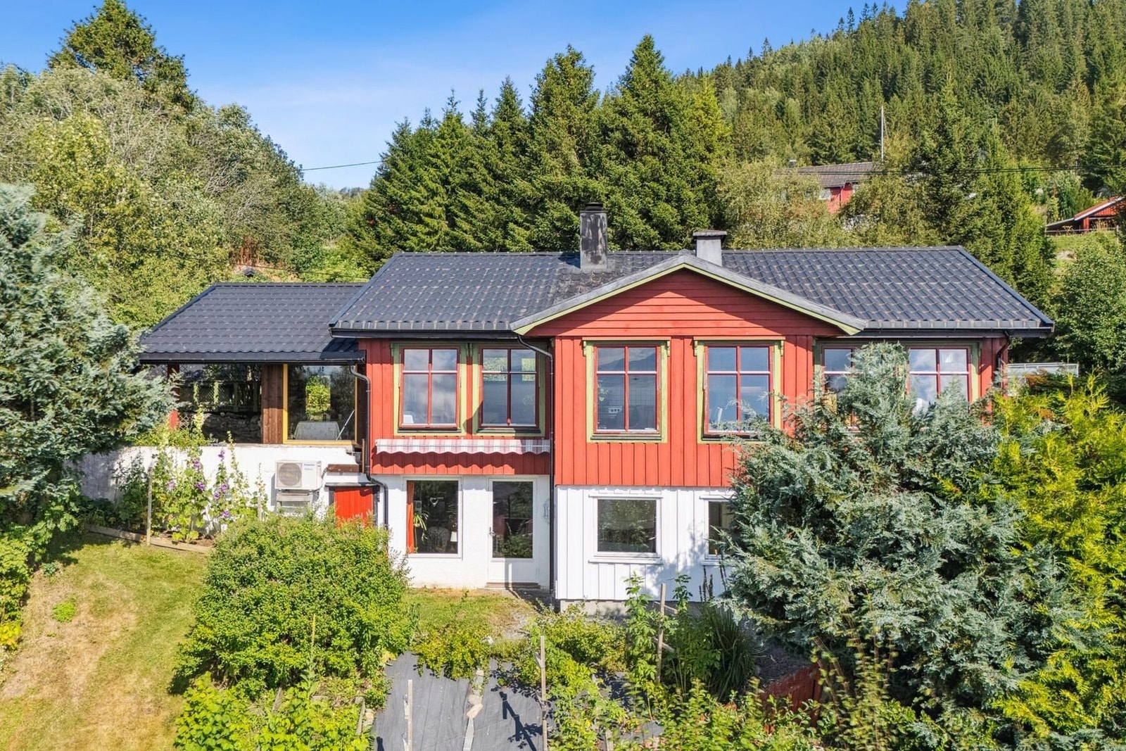 En innholdsrik enebolig med et samlet bruksareal på 196 kvadratmeter. Galleribilde