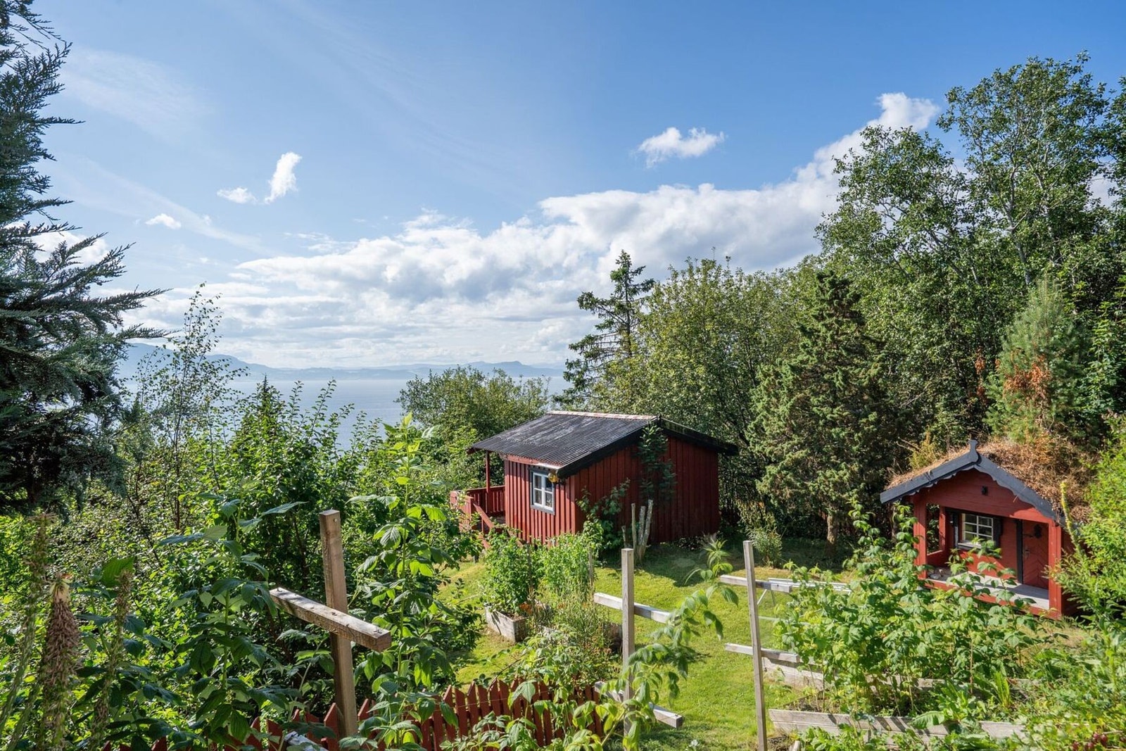 Romslig hage som har rikelig med boltreplass, ideelt for både barn og voksne. Flere uthus i tilknytning til eiendommen. Galleribilde