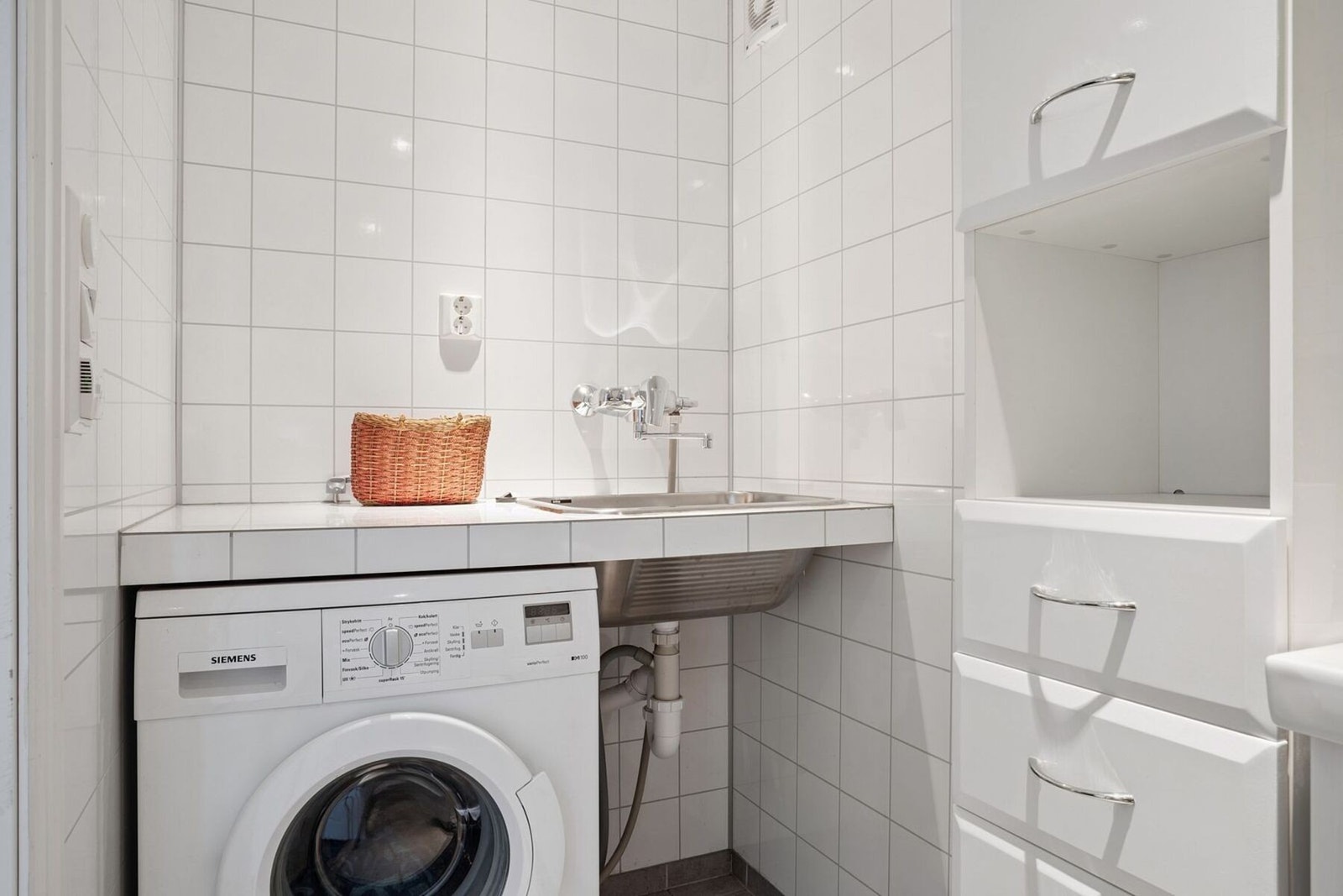 Praktisk tilrettelagt med opplegg for vaskemaskin. Galleribilde