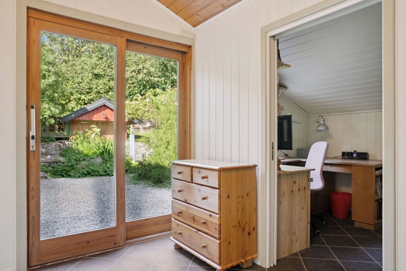 Fra gangen på 8 kvadratmeter er det dirkete utgang til boligens hage. Galleribilde
