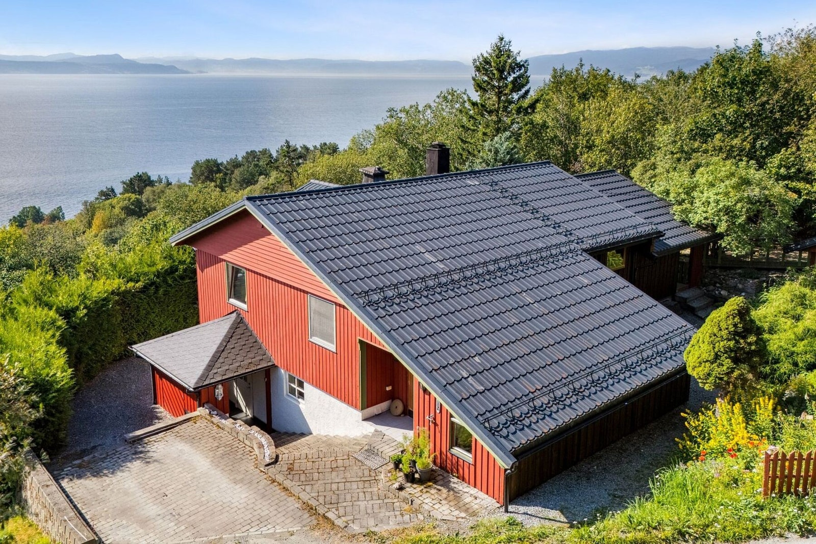 Fantastisk fjordutsikt fra en høytliggende og solrik tomt - flott opparbeidet tomt med gode uteområder. Galleribilde