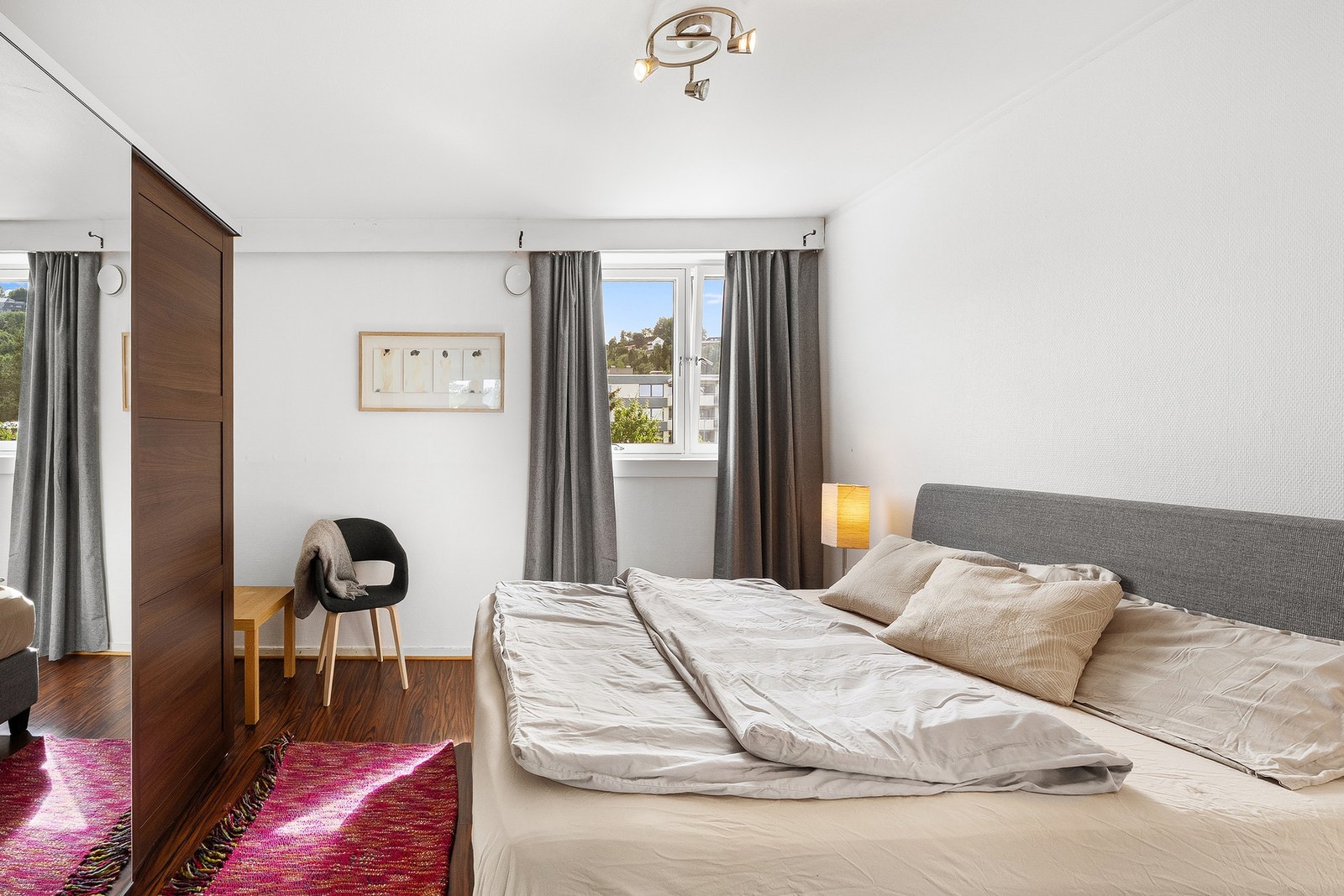 Soverom 1 måler 12 m² som gir god plass til ønsket seng og tilhørende møblement. Galleribilde