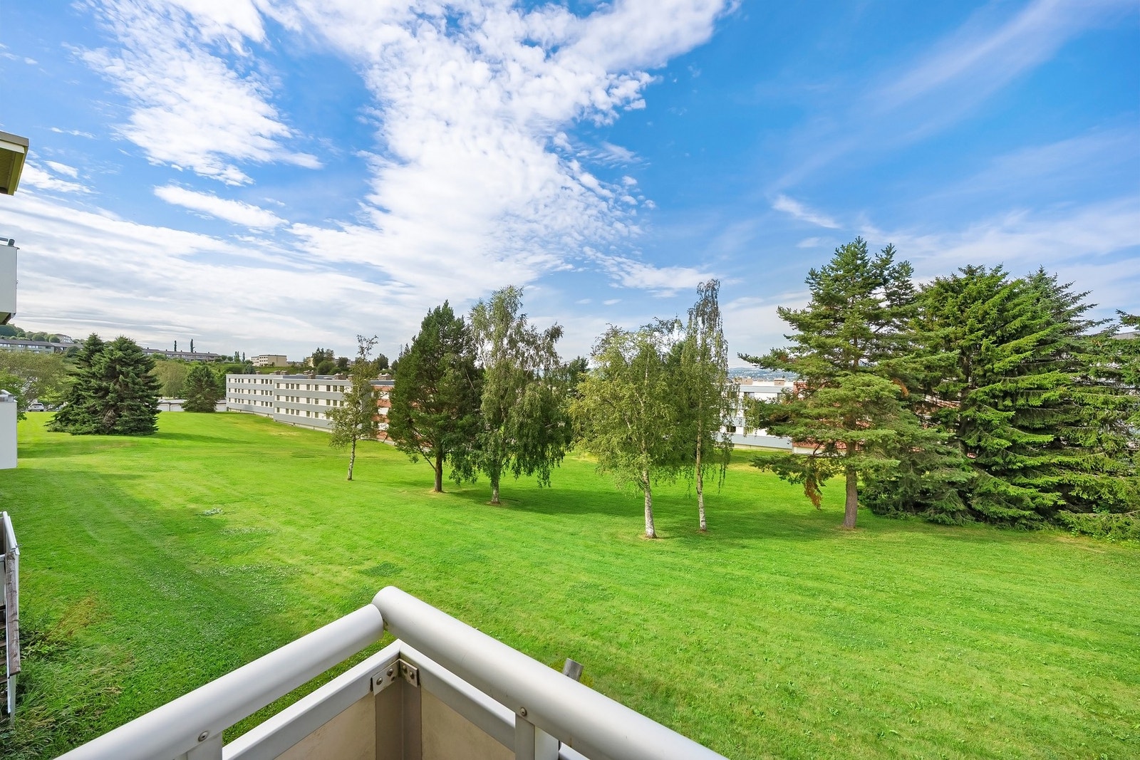 Fra balkongen er det utsikt til flotte felles grøntarealer. Galleribilde