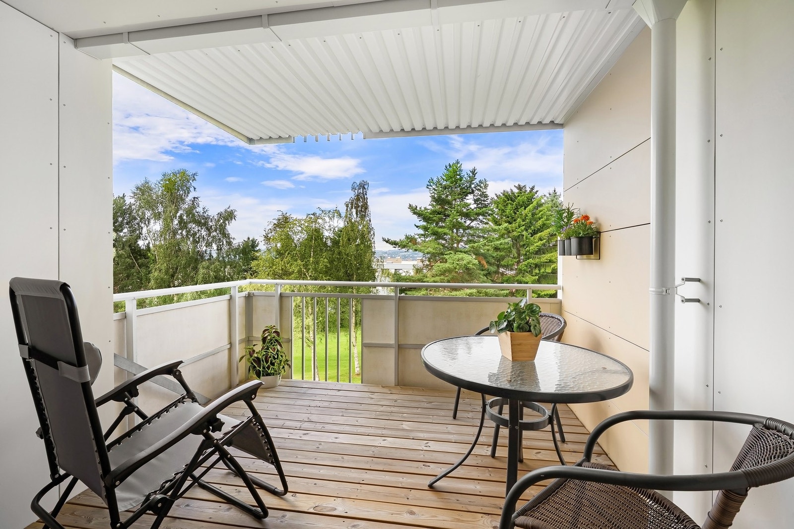 Overbygd balkong på 9 m². Balkongen har god plass til ønsket utemøblement og evt. grill. Galleribilde