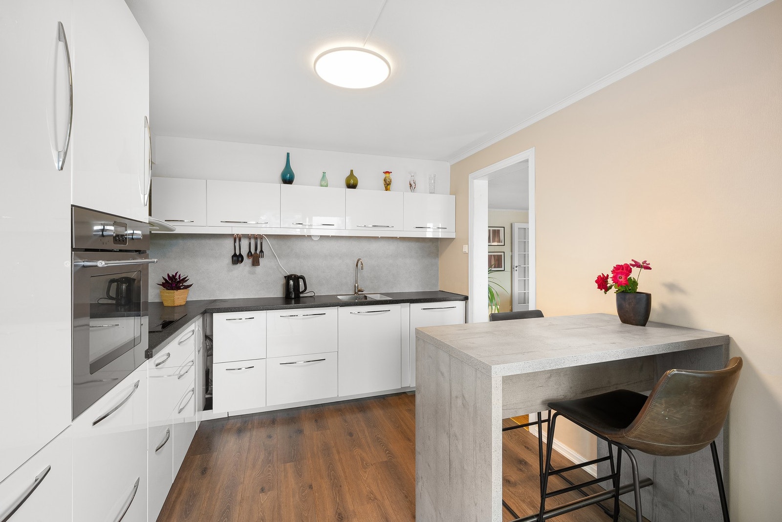 Lyst og innbydende kjøkken fra 2014. Galleribilde