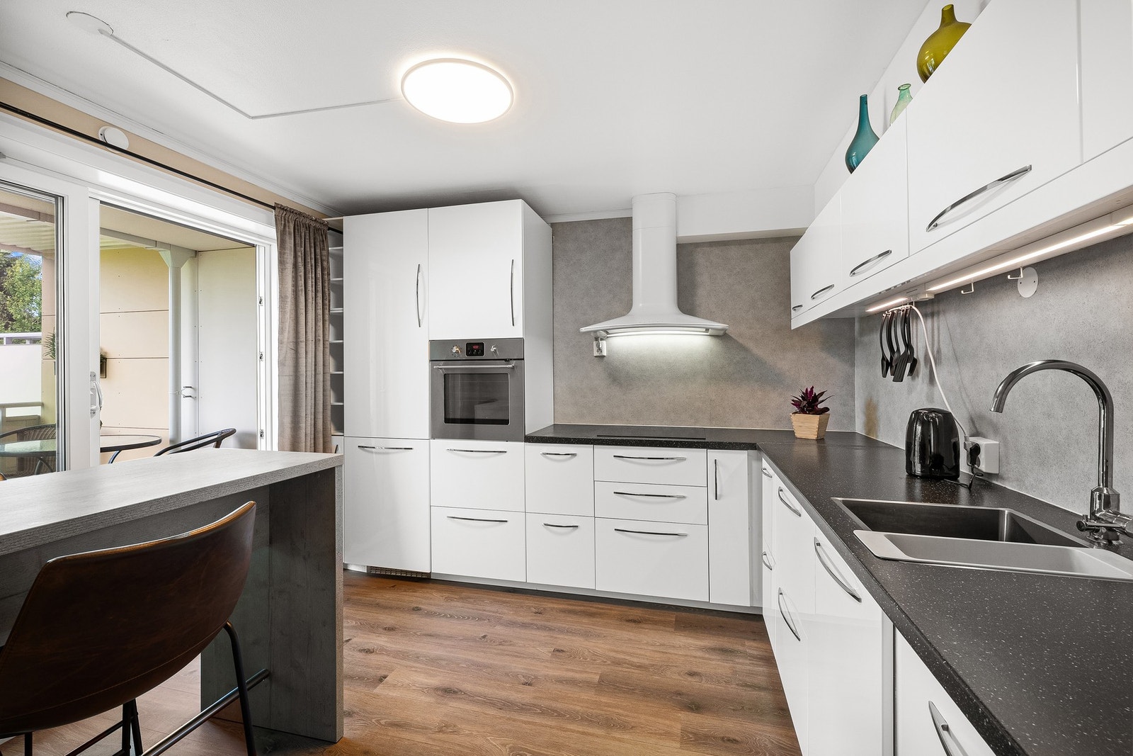 Kjøkkenet har rikelig med skap- og benkeplass, og er utstyrt med integrerte hvitevarer. Galleribilde