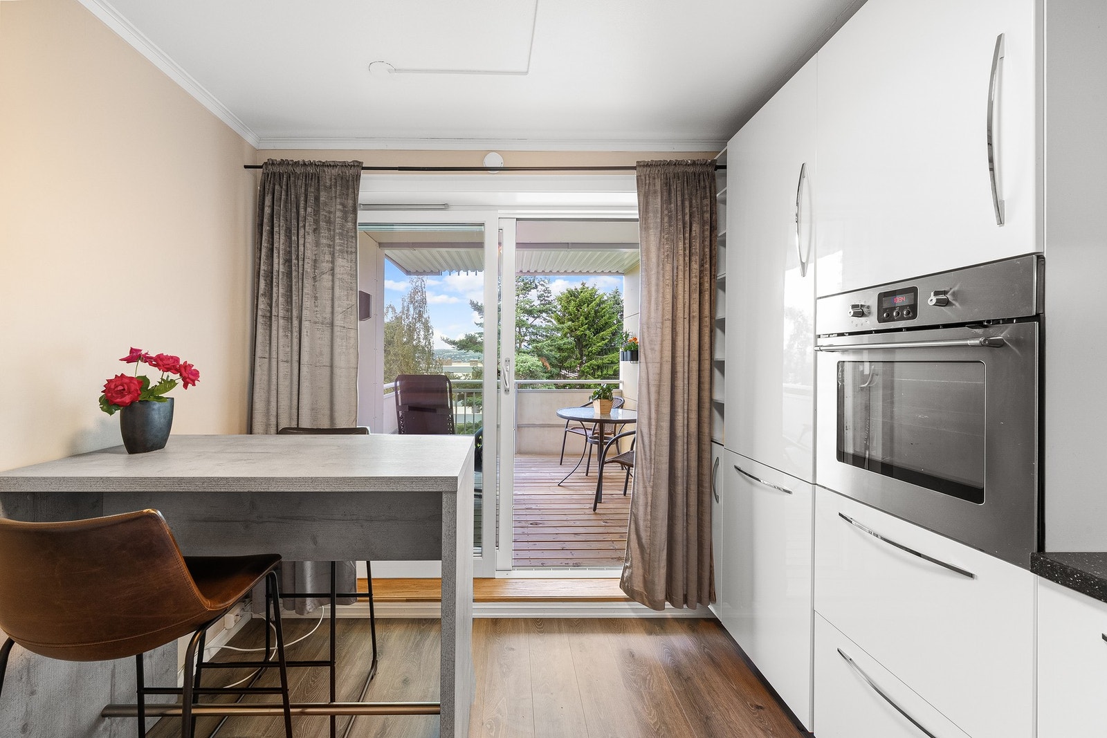 Fra kjøkkenet er det utgang til den solrike balkongen. Galleribilde