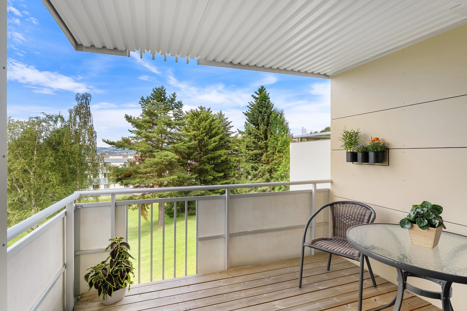 Balkongen er vestvendt som gir meget gode solforhold. Galleribilde