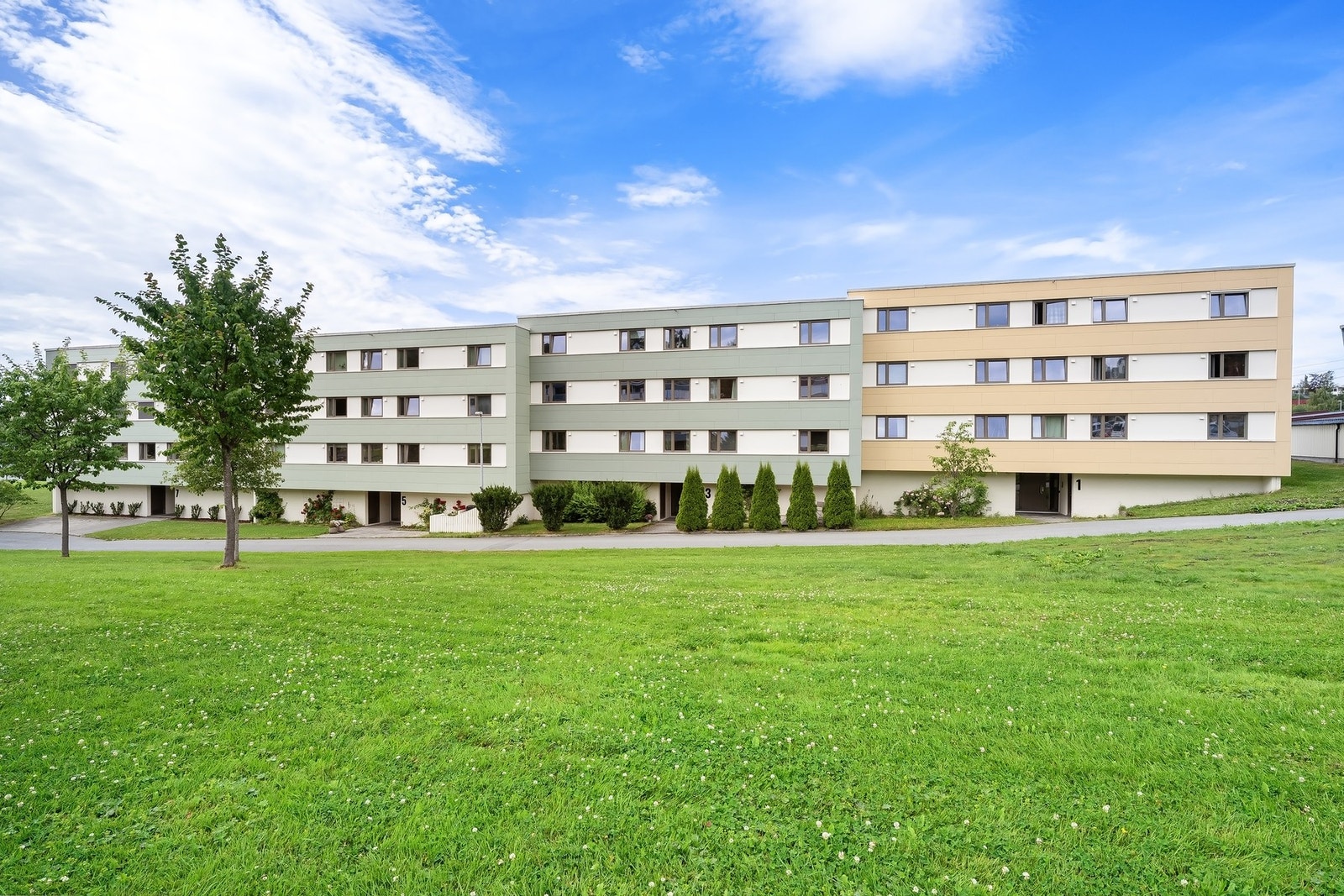 Borettslaget har ansatt vaktmestere som vedlikeholder fellesarealer og internveier året rundt. Galleribilde