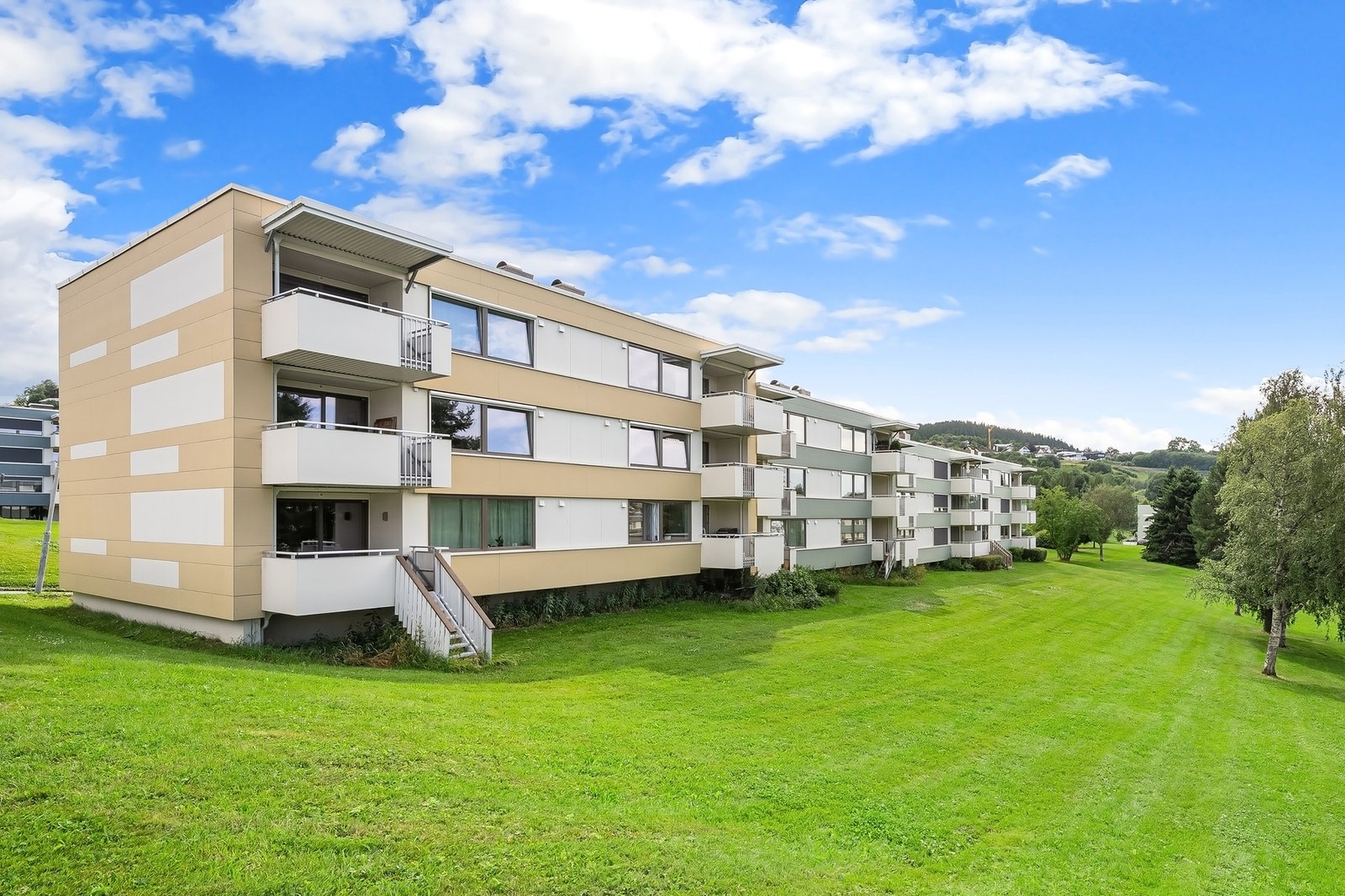 Boligen ligger fint til i feltet med flotte felles grøntarealer i umiddelbar nærhet. Galleribilde