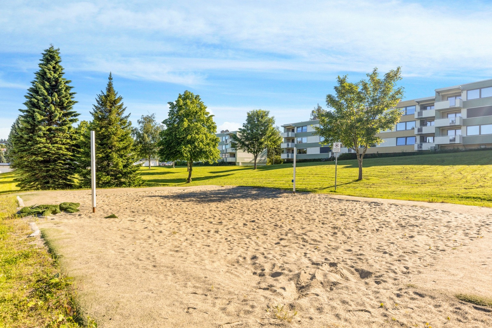 Borettslaget disponerer også en sandvolleyballbane like i nærheten av boligen. Galleribilde
