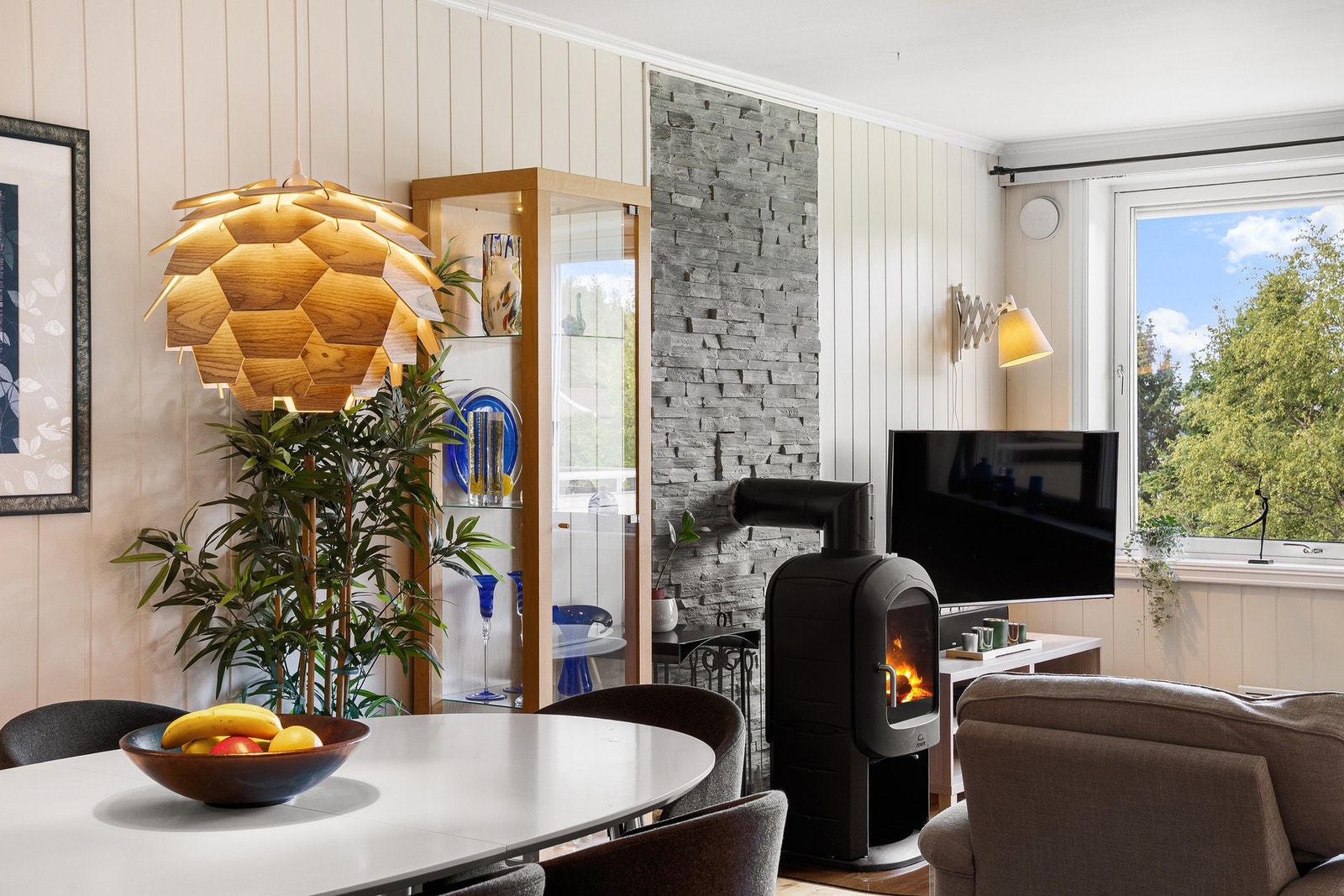 Stuen er utstyrt med en praktisk vedovn som bidrar til en lun oppvarming. Galleribilde