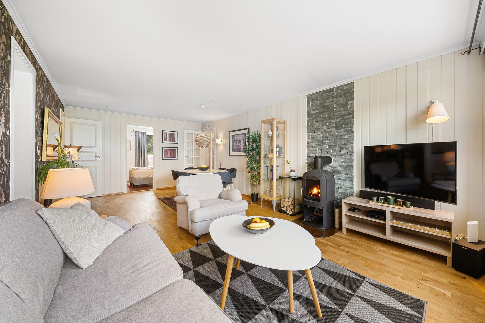 Det er god plass til ønsket sofagruppe og tilhørende møblement. Galleribilde