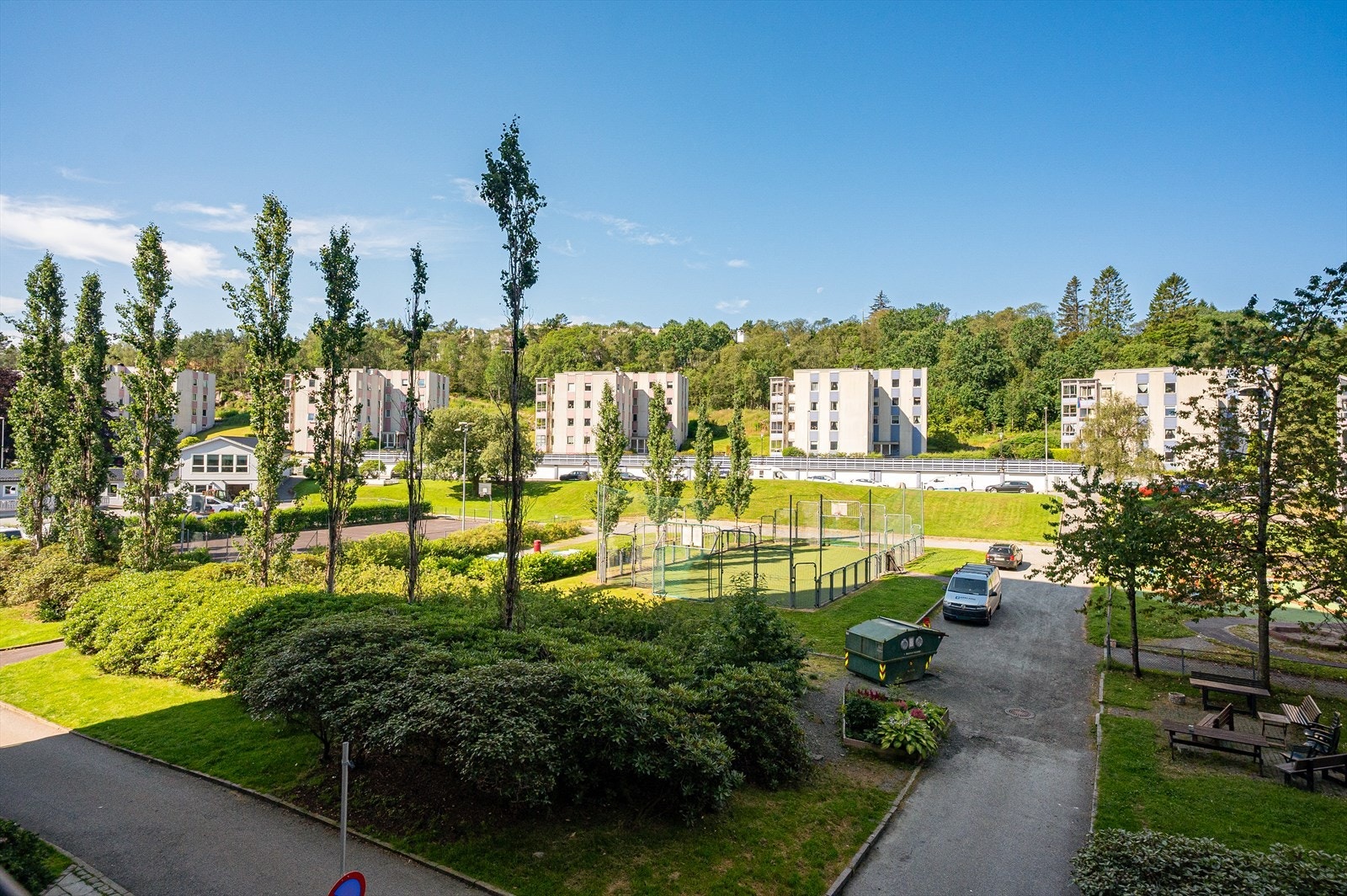 Pent opparbeidet fellesområder med interne stier, plen, beplantning og ballbinge. Galleribilde