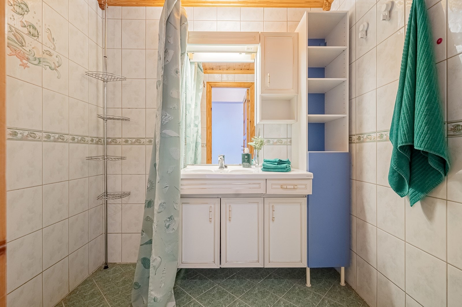 Helfliset bad innredet med servantmøbler og dusjhjørne. Galleribilde