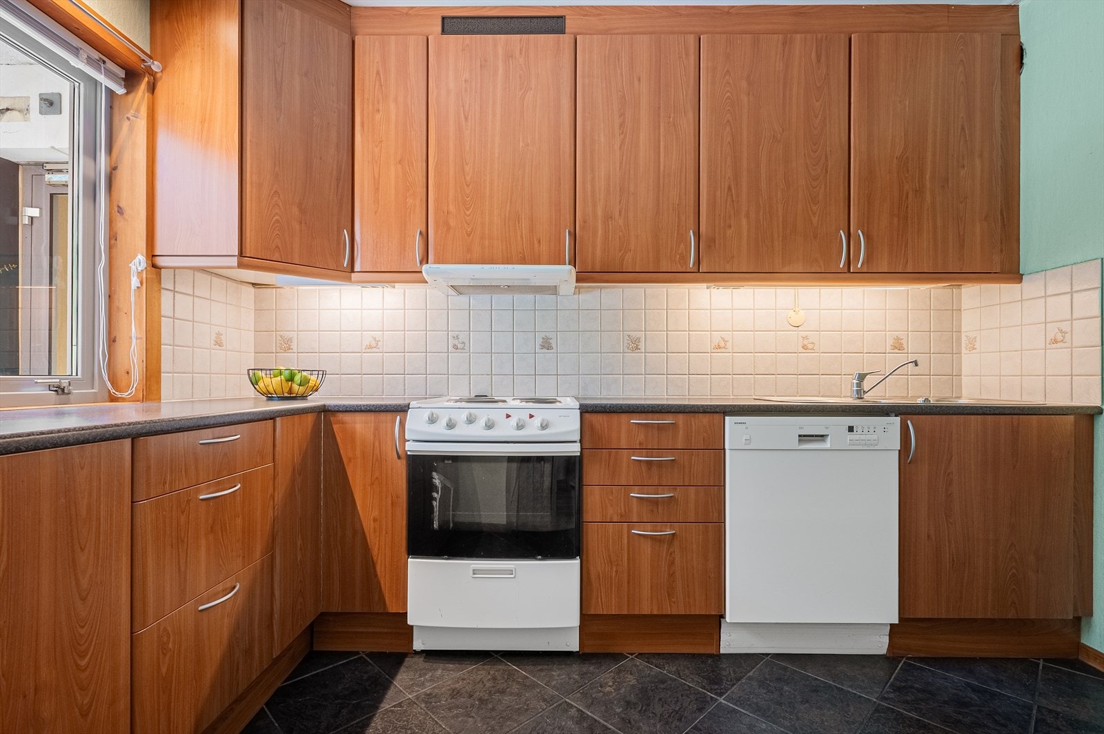 Rikelig med oppbevaringsplass i skuffer og overskap. Galleribilde