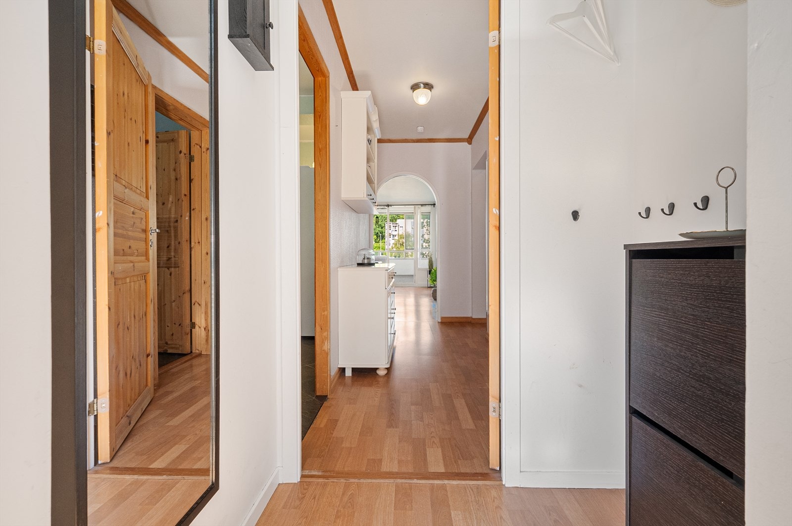 Romslig entré med muligheter for oppheng av ytterklær. Galleribilde