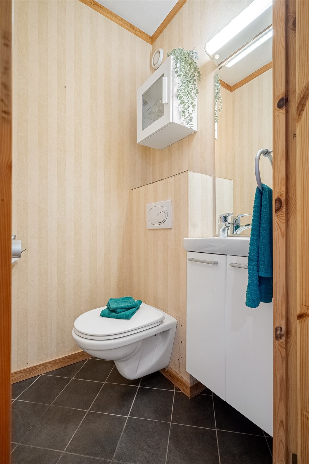 Toalettrommet er innredet med vegghengt toalett og servantmøbler. Galleribilde