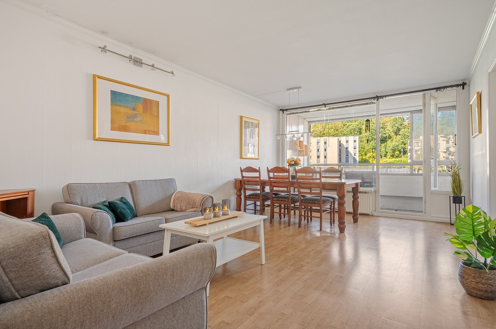 Lys og åpen stue med laminat på gulv. Galleribilde