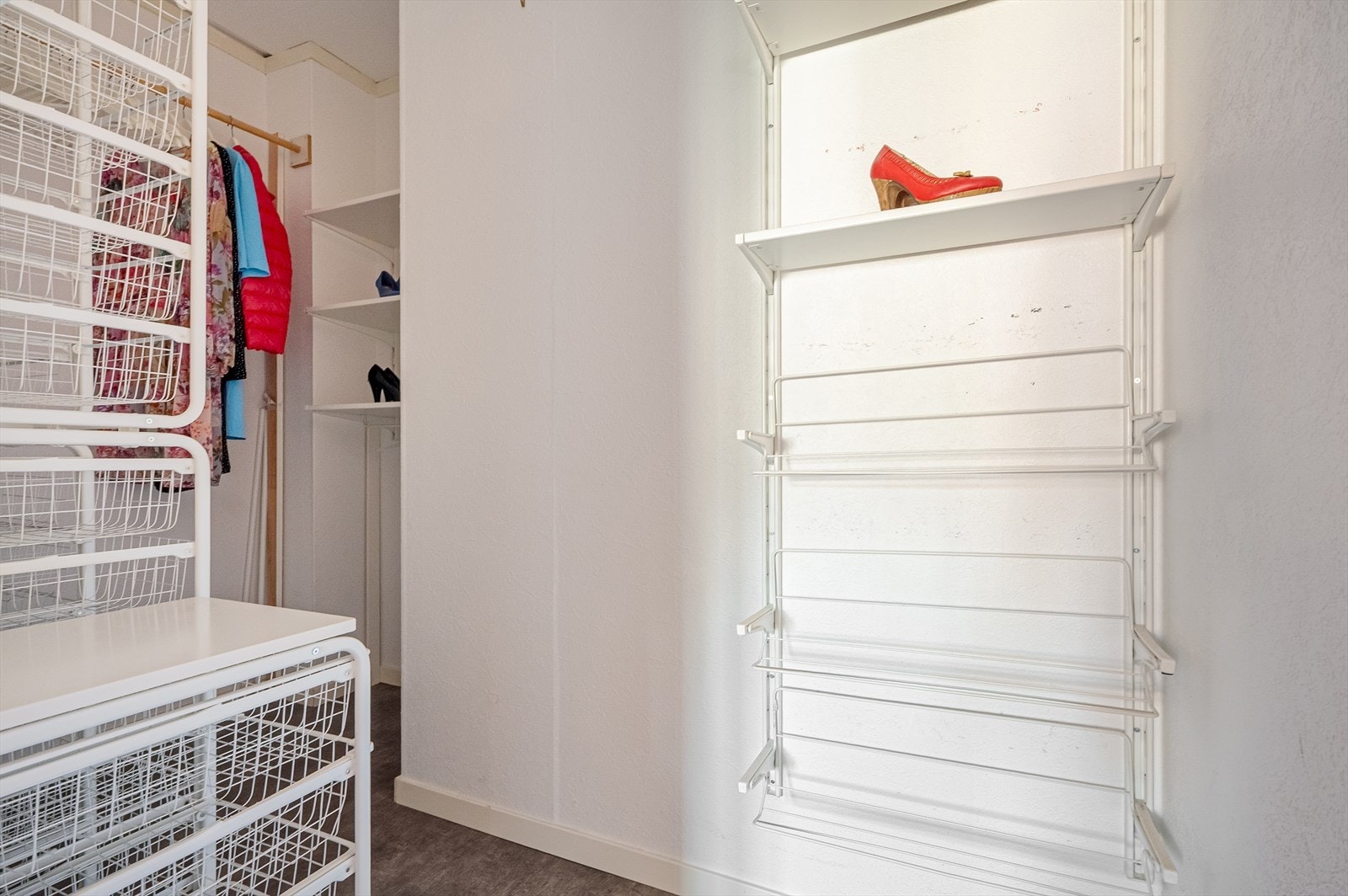 Praktisk walk-in garderobe med rikelig med plass for oppbevaring. Galleribilde